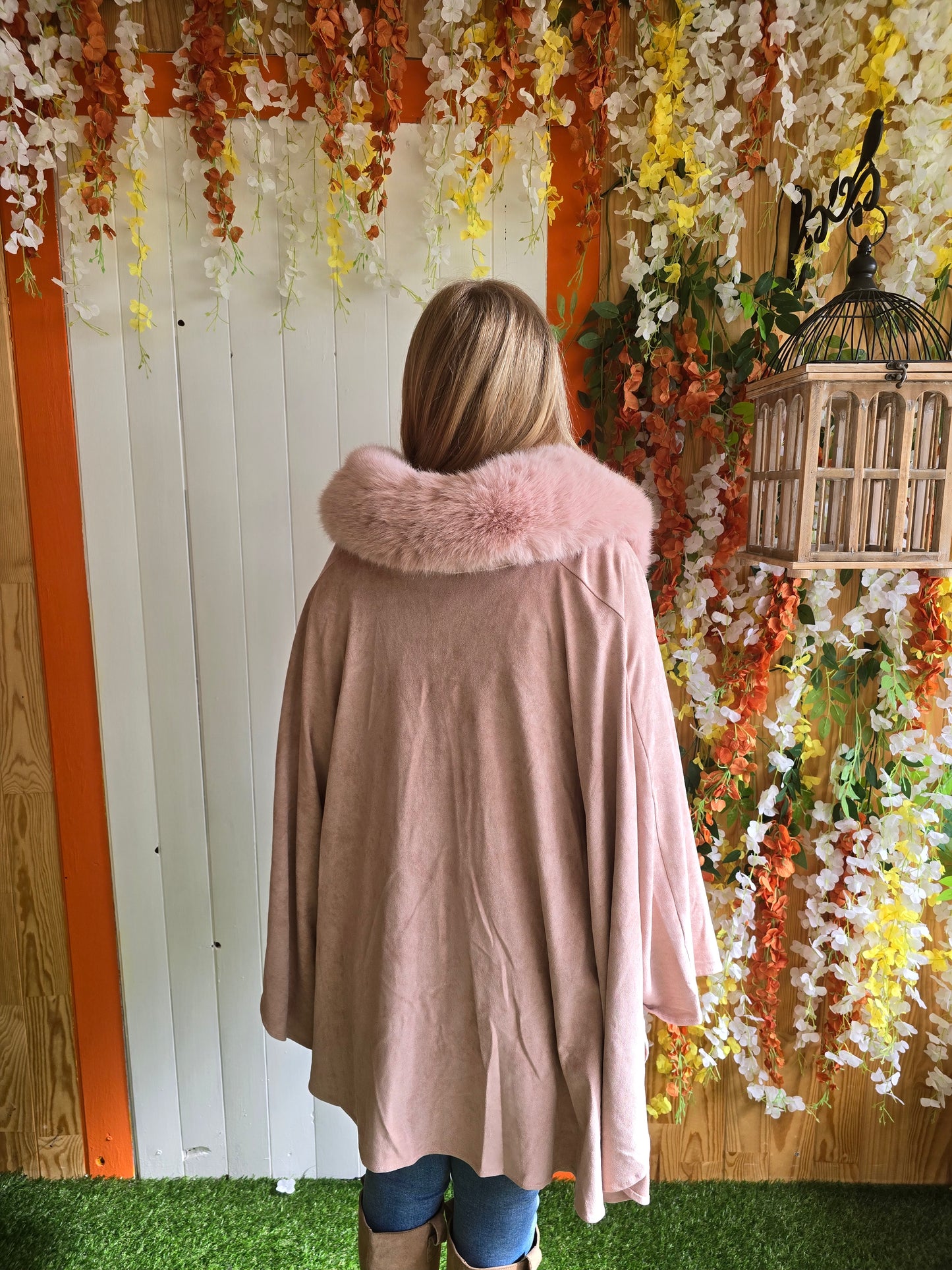 Capa rosa com gola em pêlo
