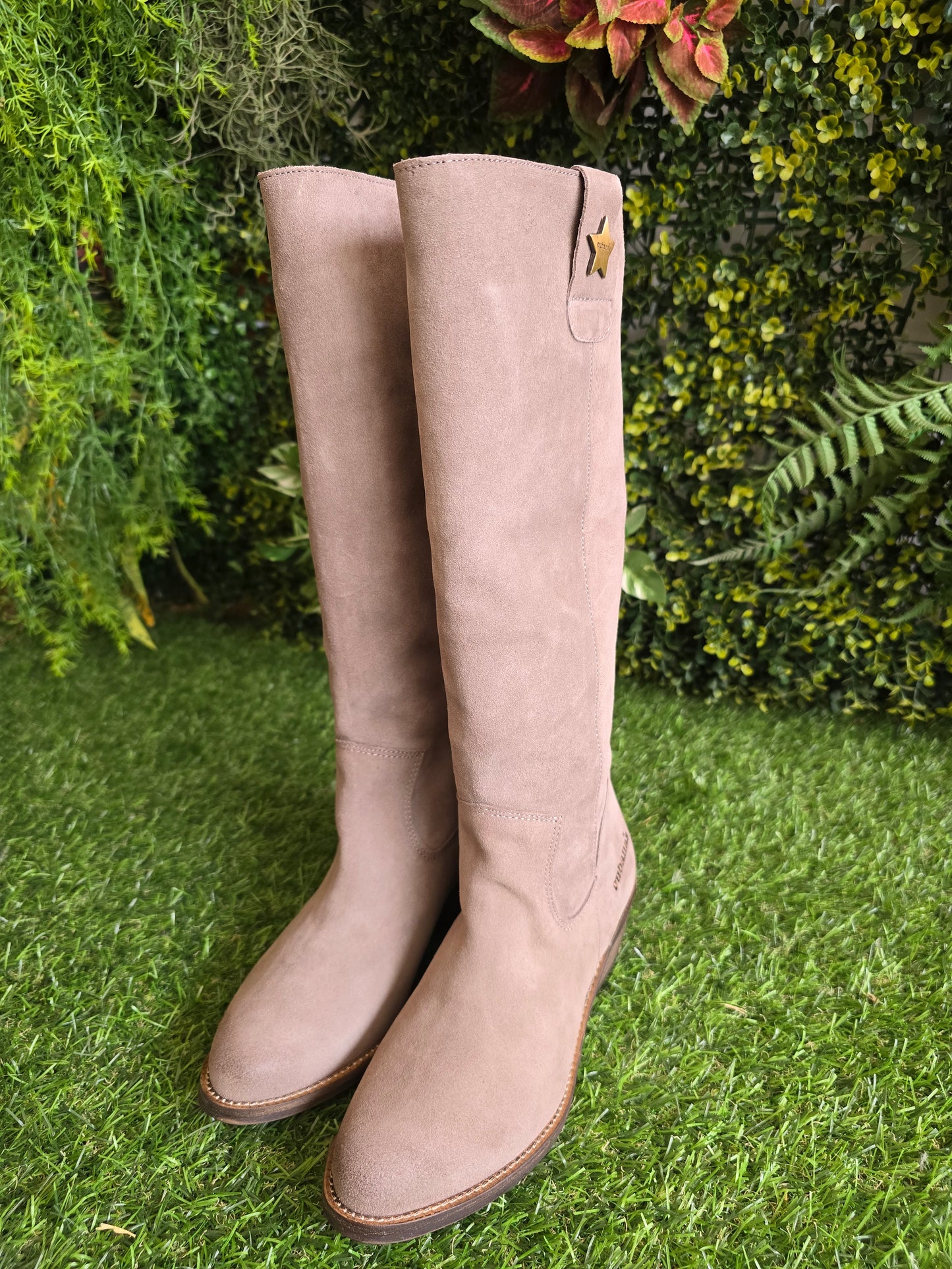 Botas Cubanas em Camurça Taupe