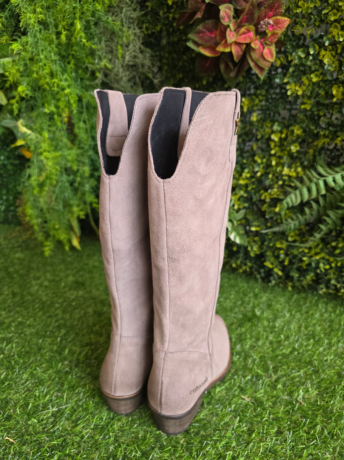 Botas Cubanas em Camurça Taupe