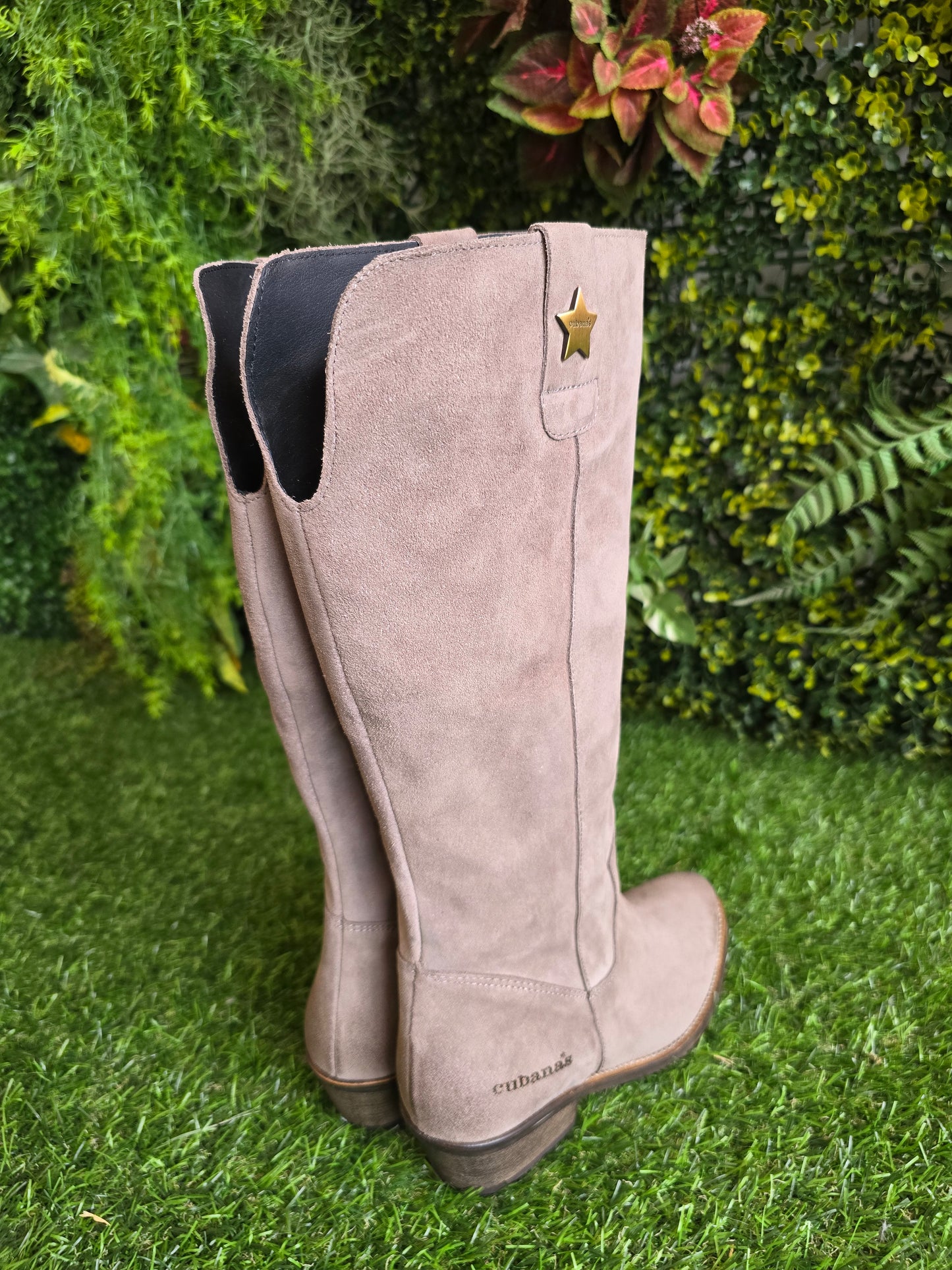 Botas Cubanas em Camurça Taupe