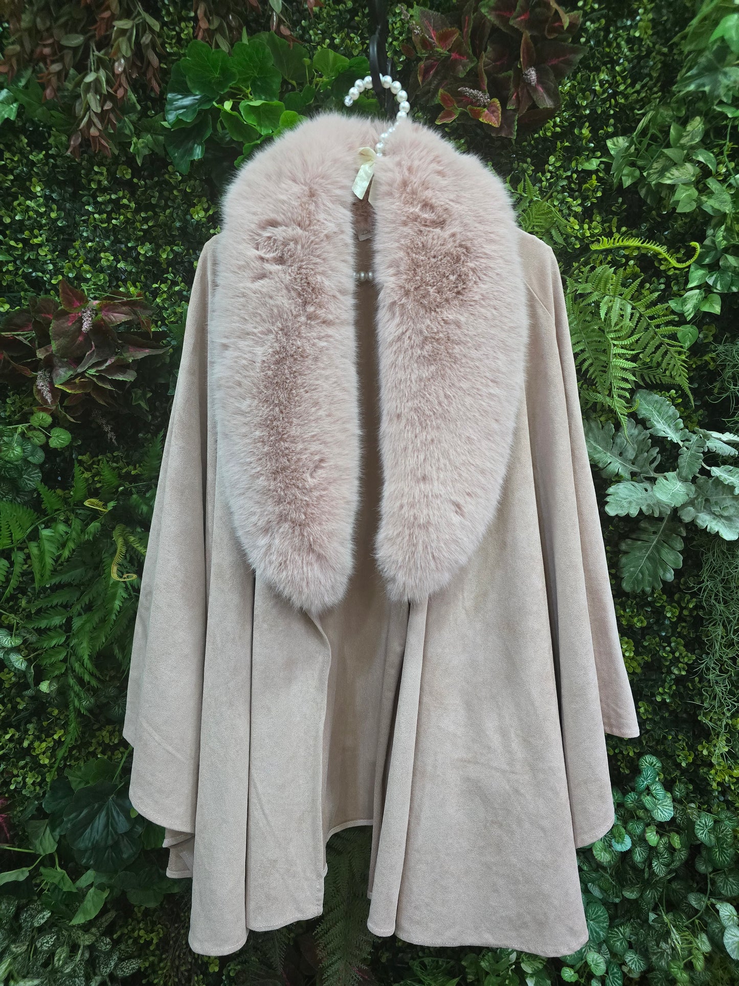 Capa rosa com gola em pêlo