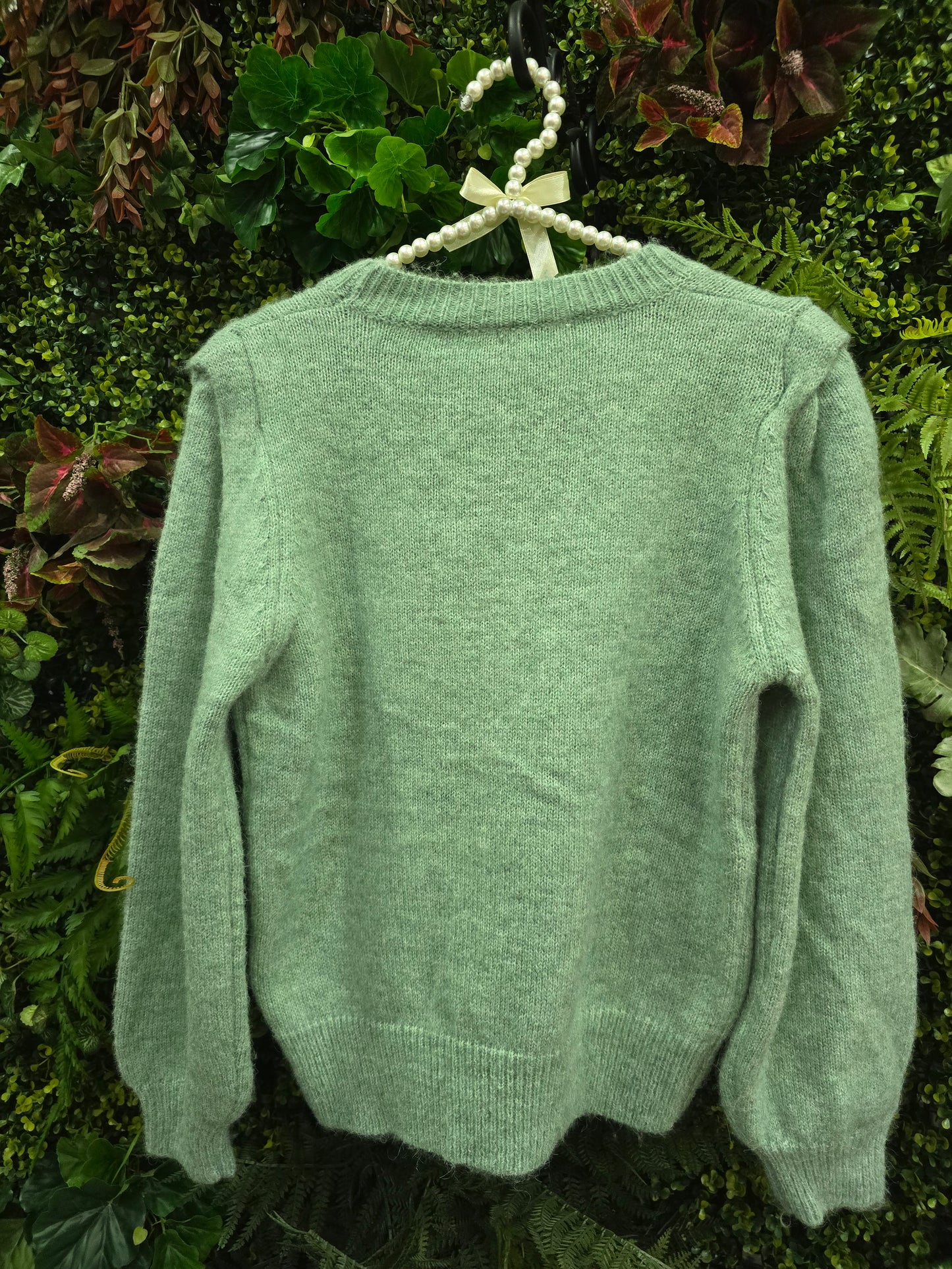 Camisola esmeralda com flores e brilhantes