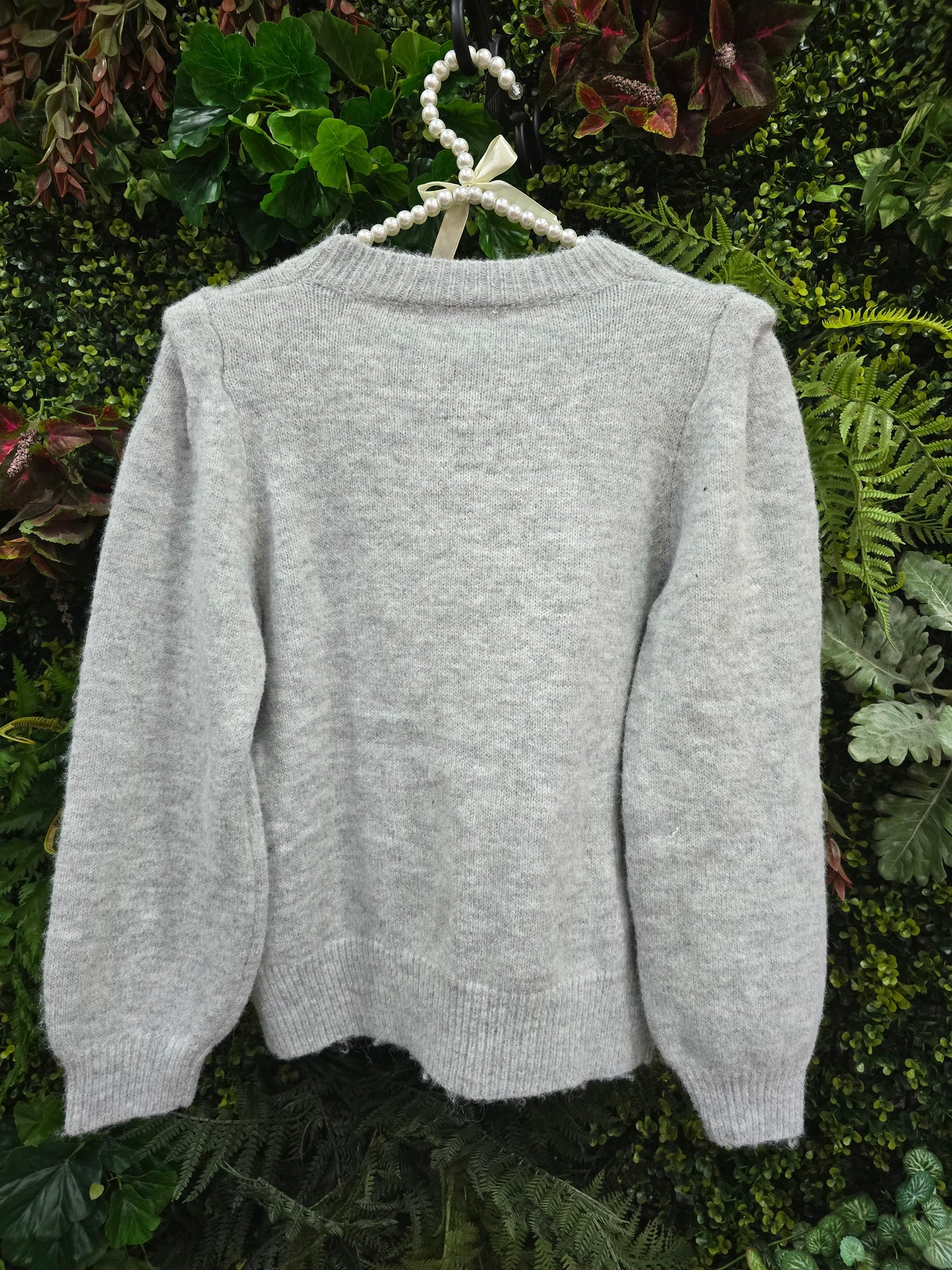 Camisola cinza com flores e brilhantes