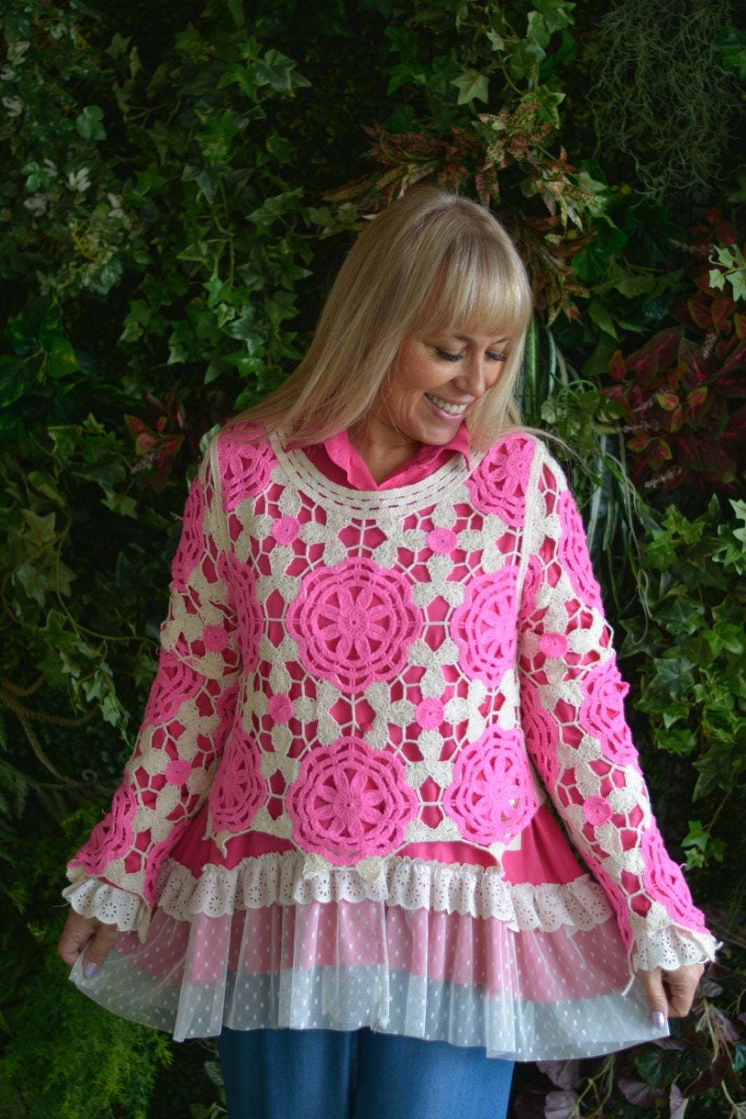 Camisolinha em crochet cru e fuschia