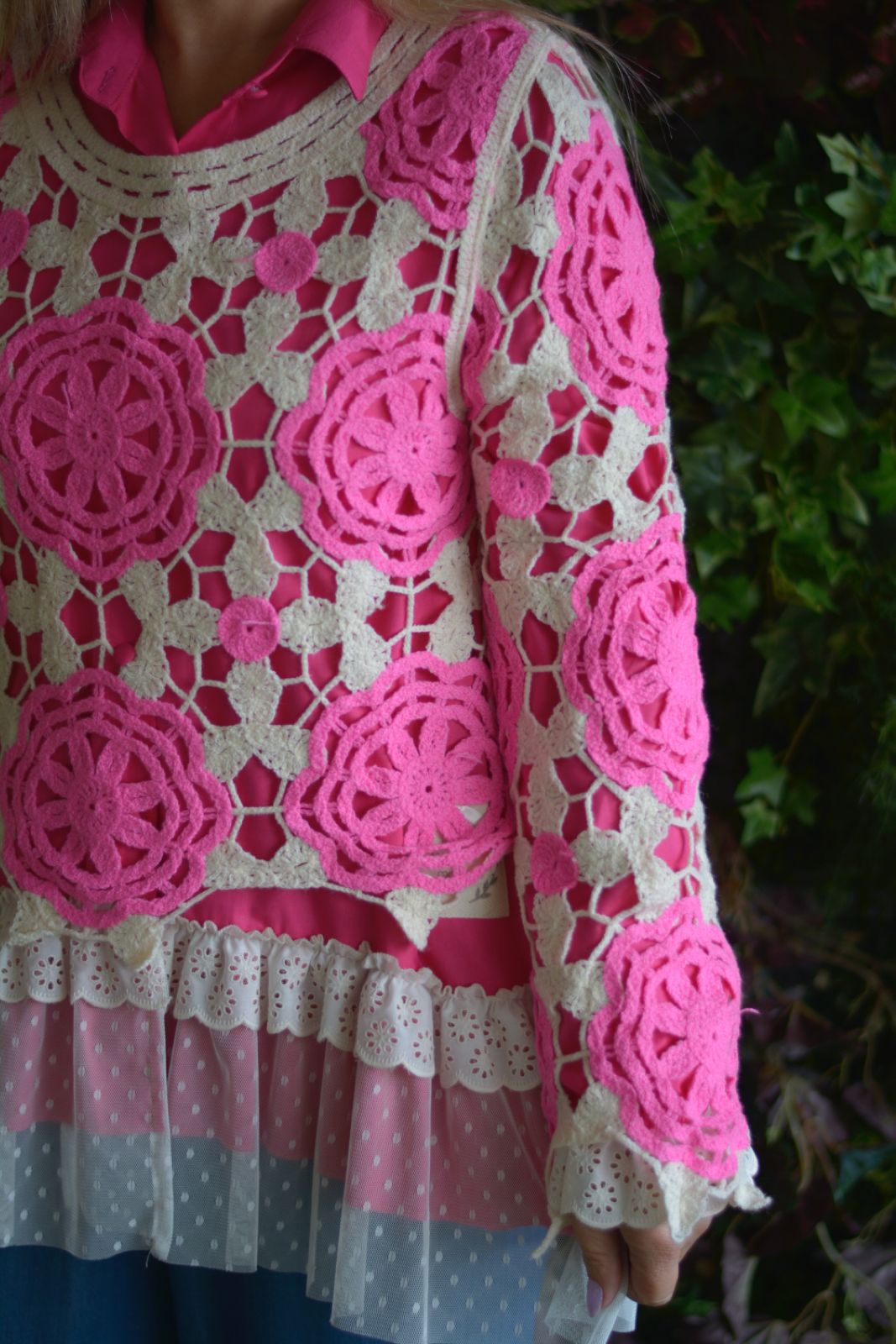 Camisolinha em crochet cru e fuschia