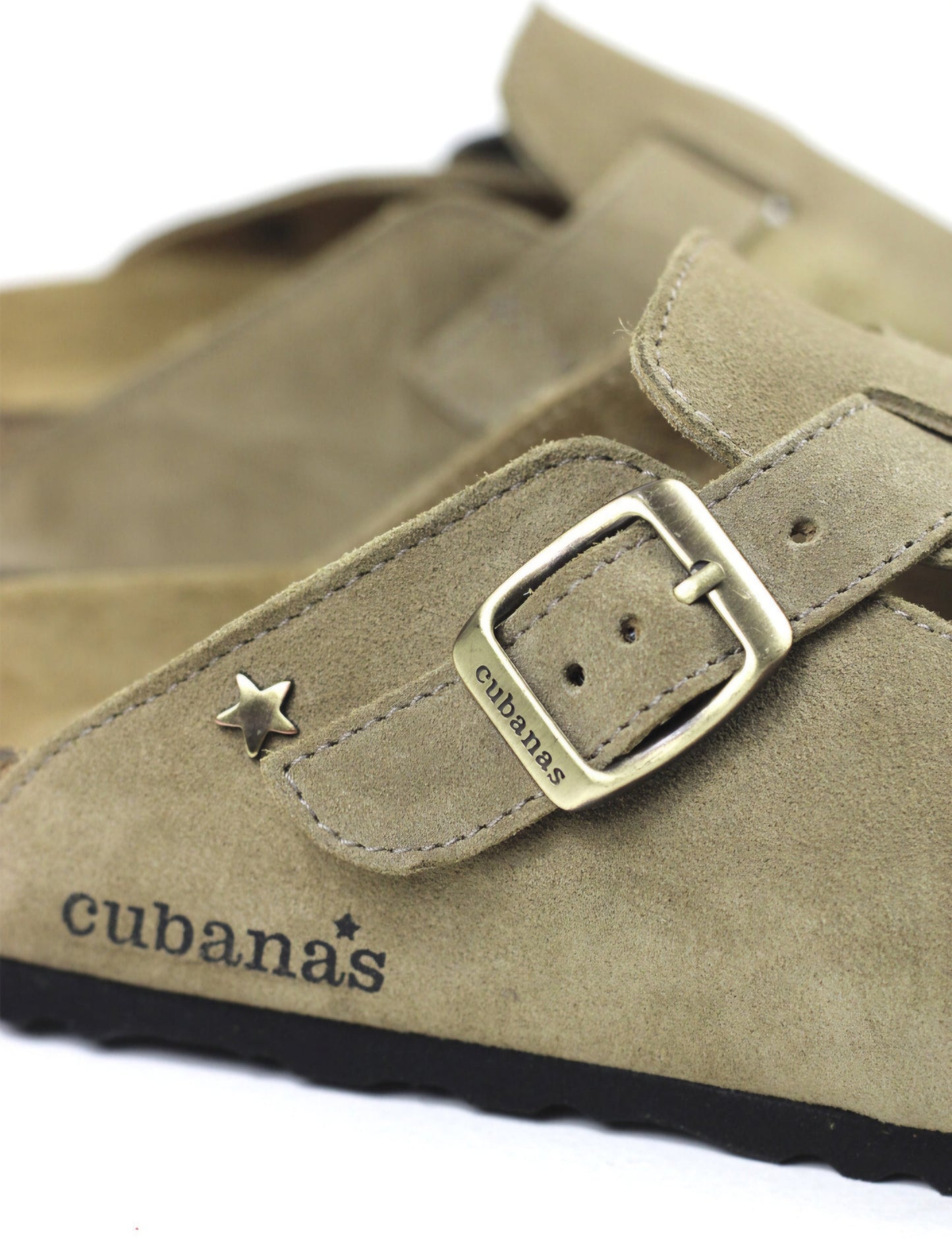 Sandálias fechadas cubanas