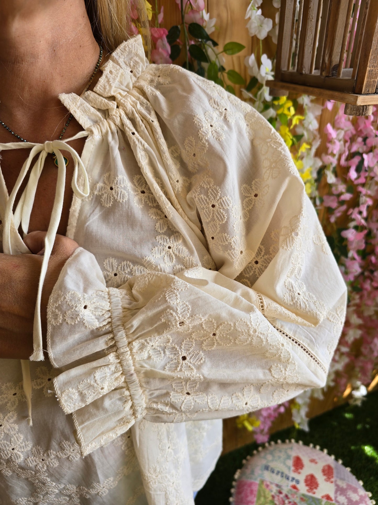 Blusa com flores bordadas