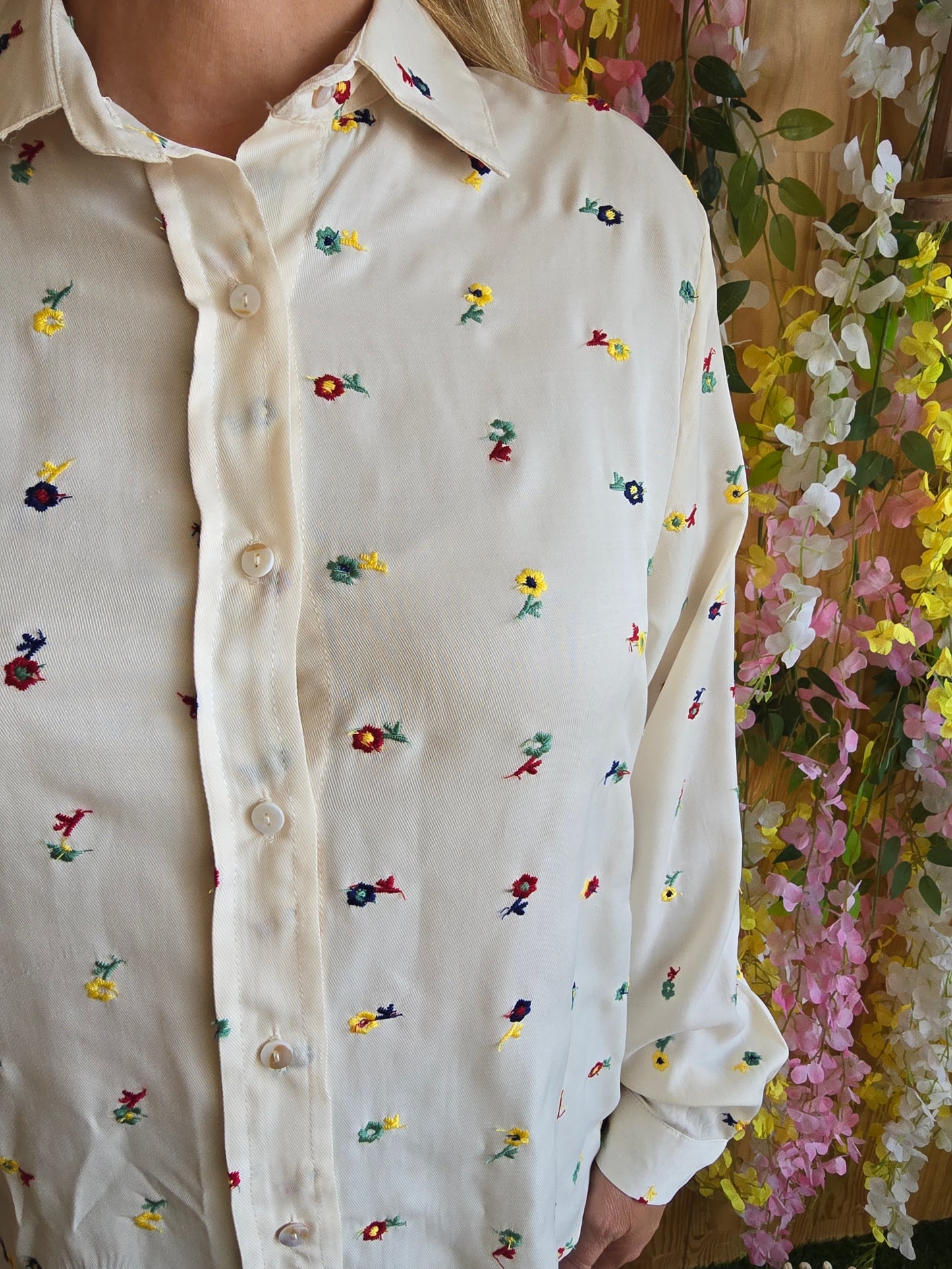 Camisa florzinhas bordadas