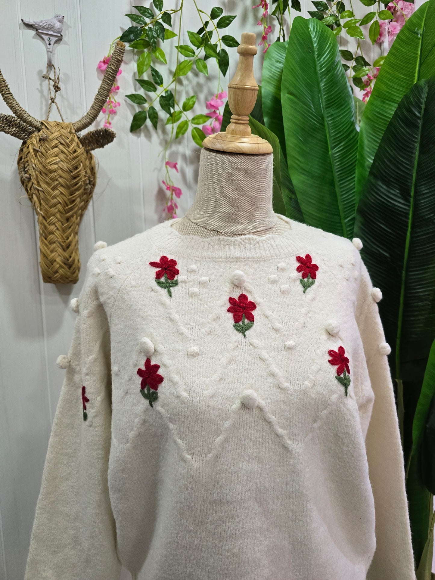 Camisola branca com flores e pompons