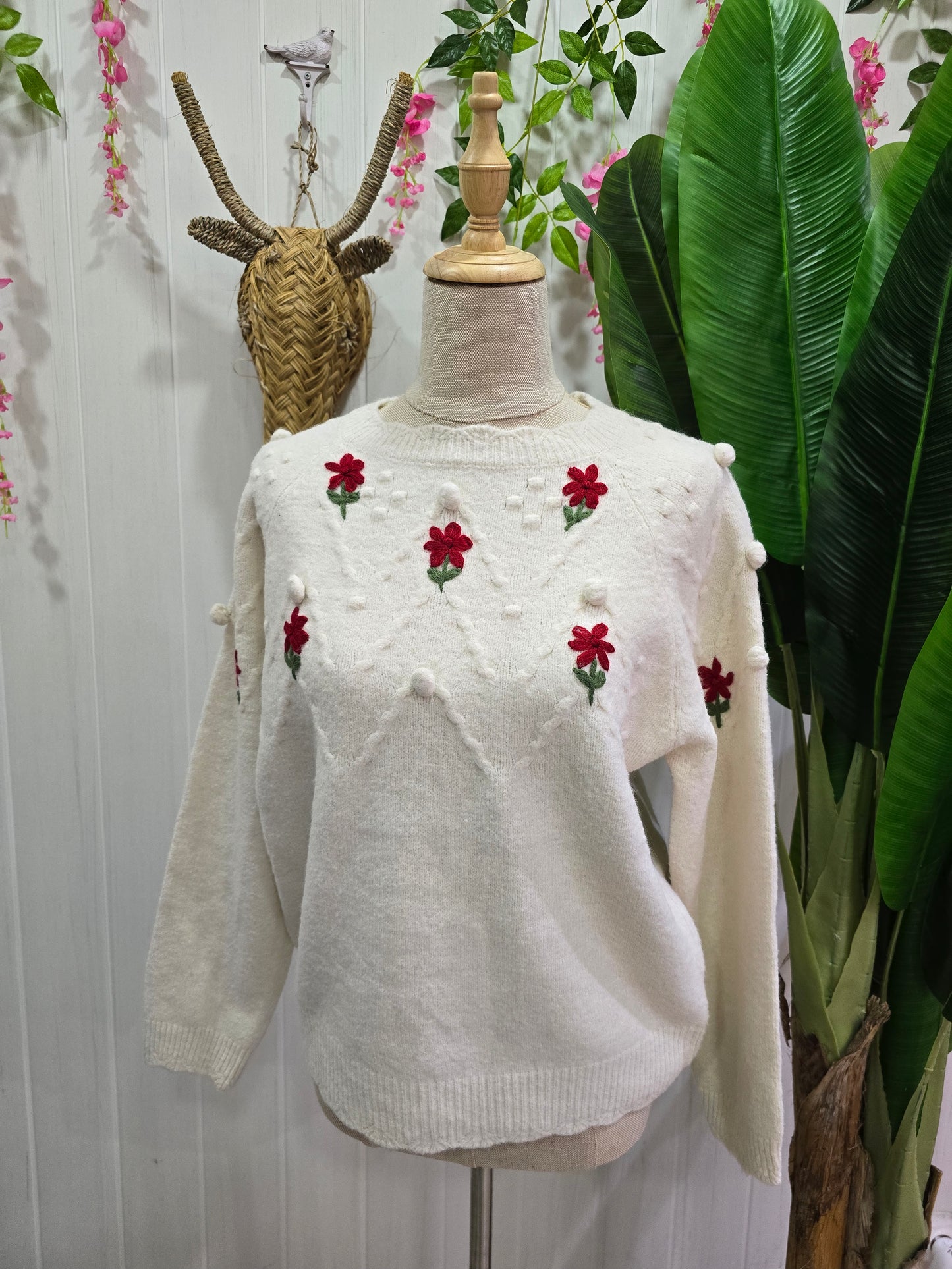 Camisola branca com flores e pompons