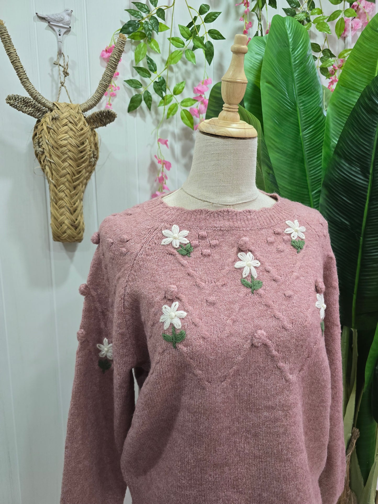 Camisola rosa com flores e pompons