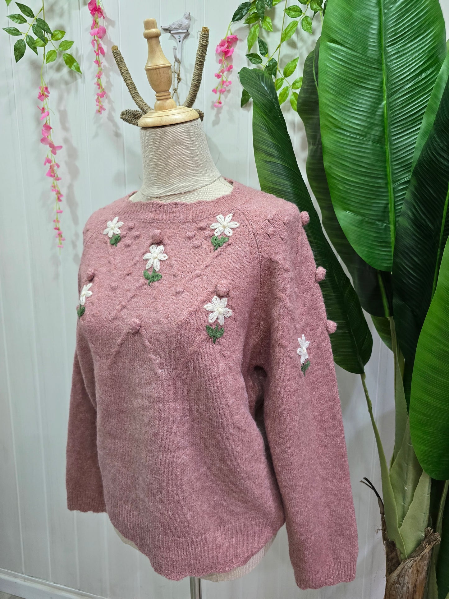 Camisola rosa com flores e pompons