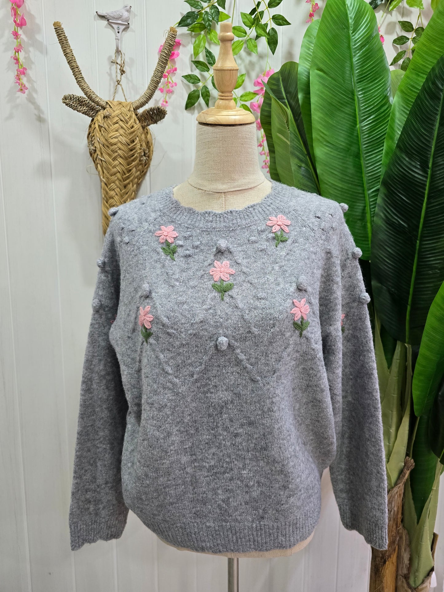 Camisola cinza com flores e pompons