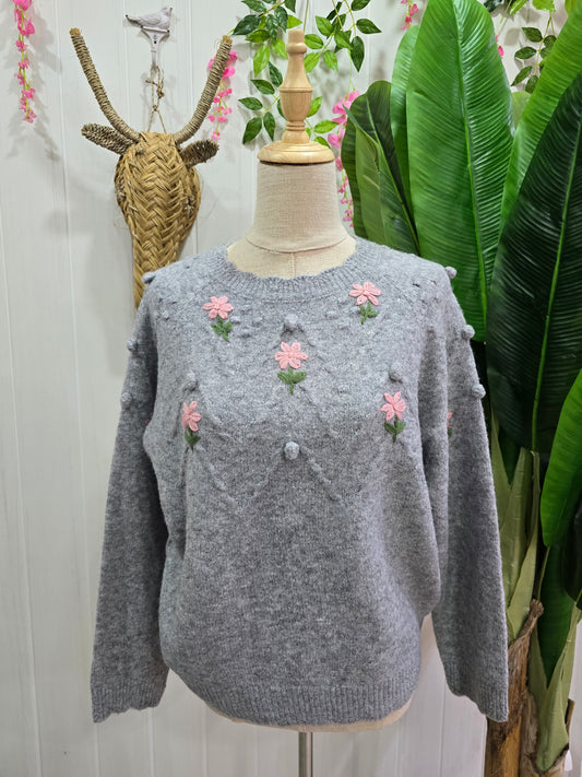 Camisola cinza com flores e pompons