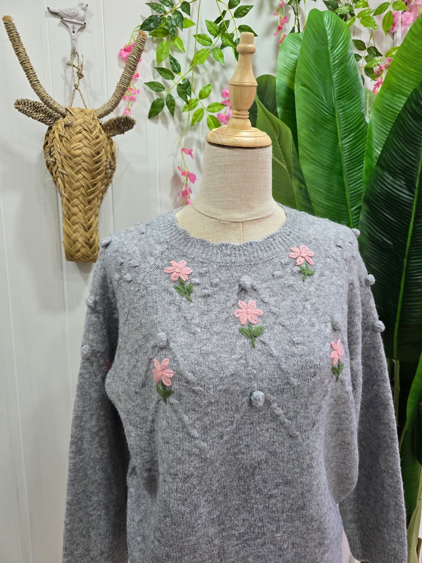 Camisola cinza com flores e pompons