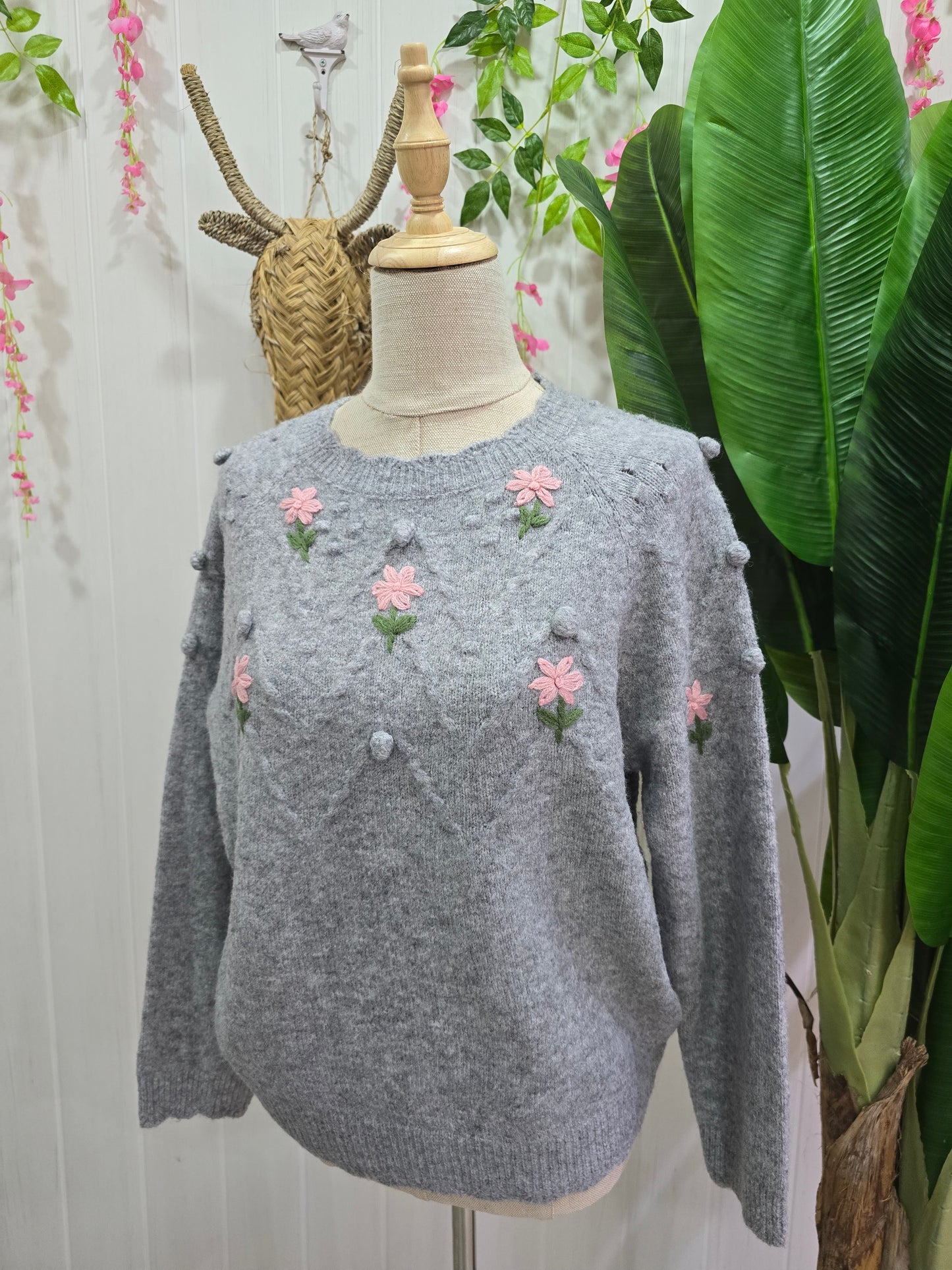 Camisola cinza com flores e pompons