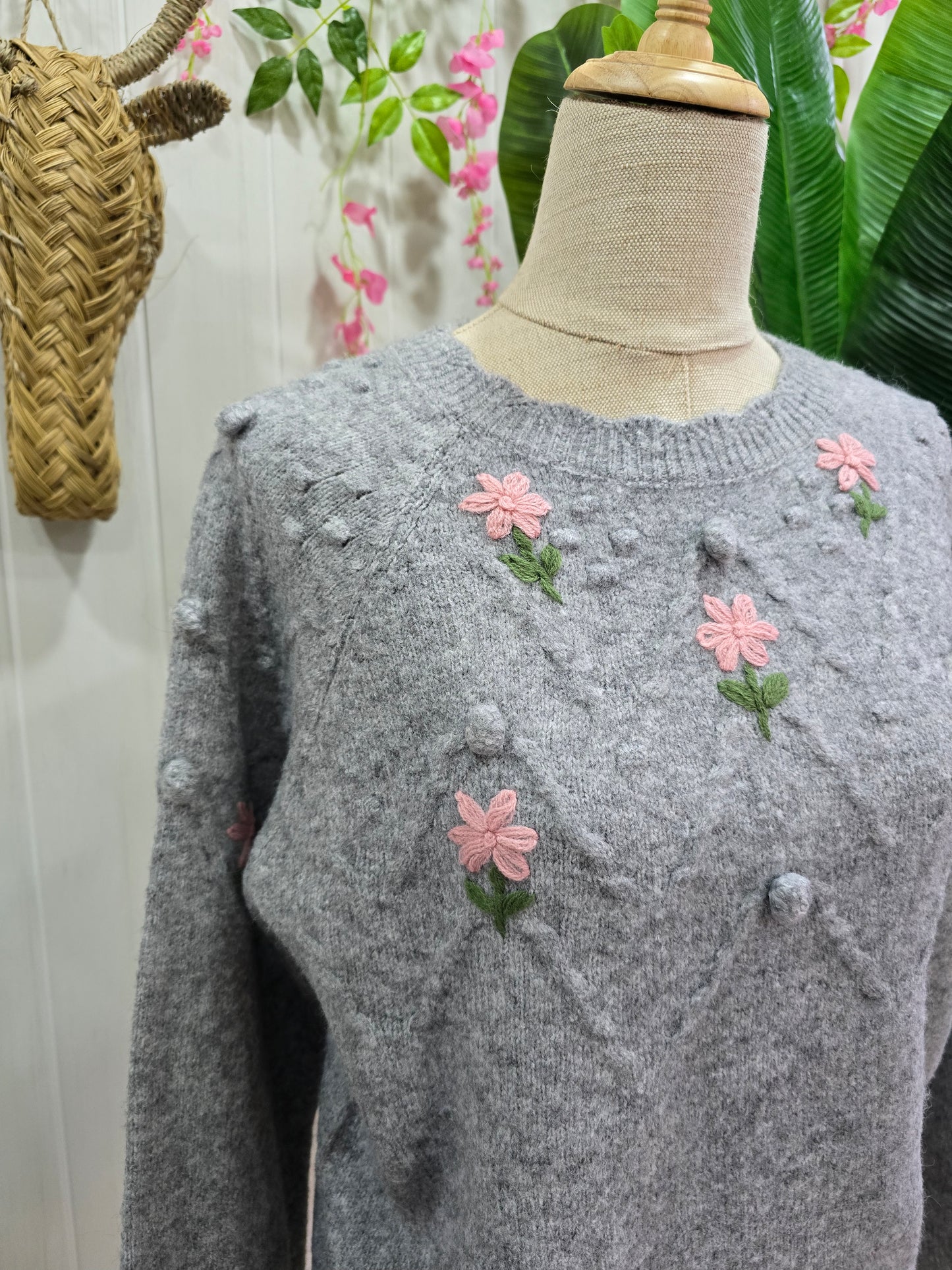 Camisola cinza com flores e pompons