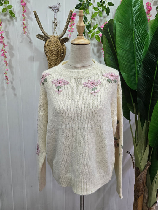 Camisola cru com flores rosa e detalhes prateados