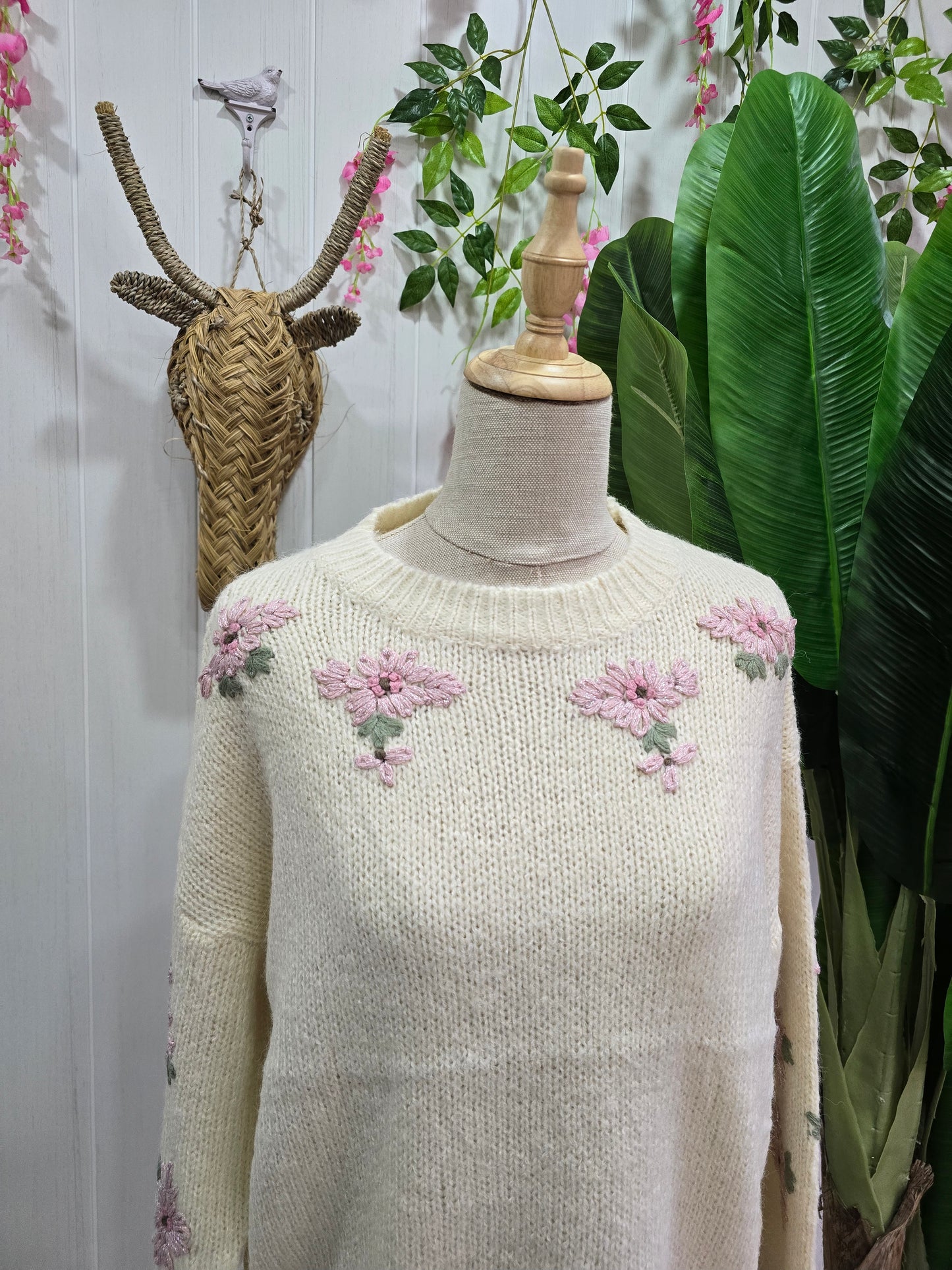 Camisola cru com flores rosa e detalhes prateados