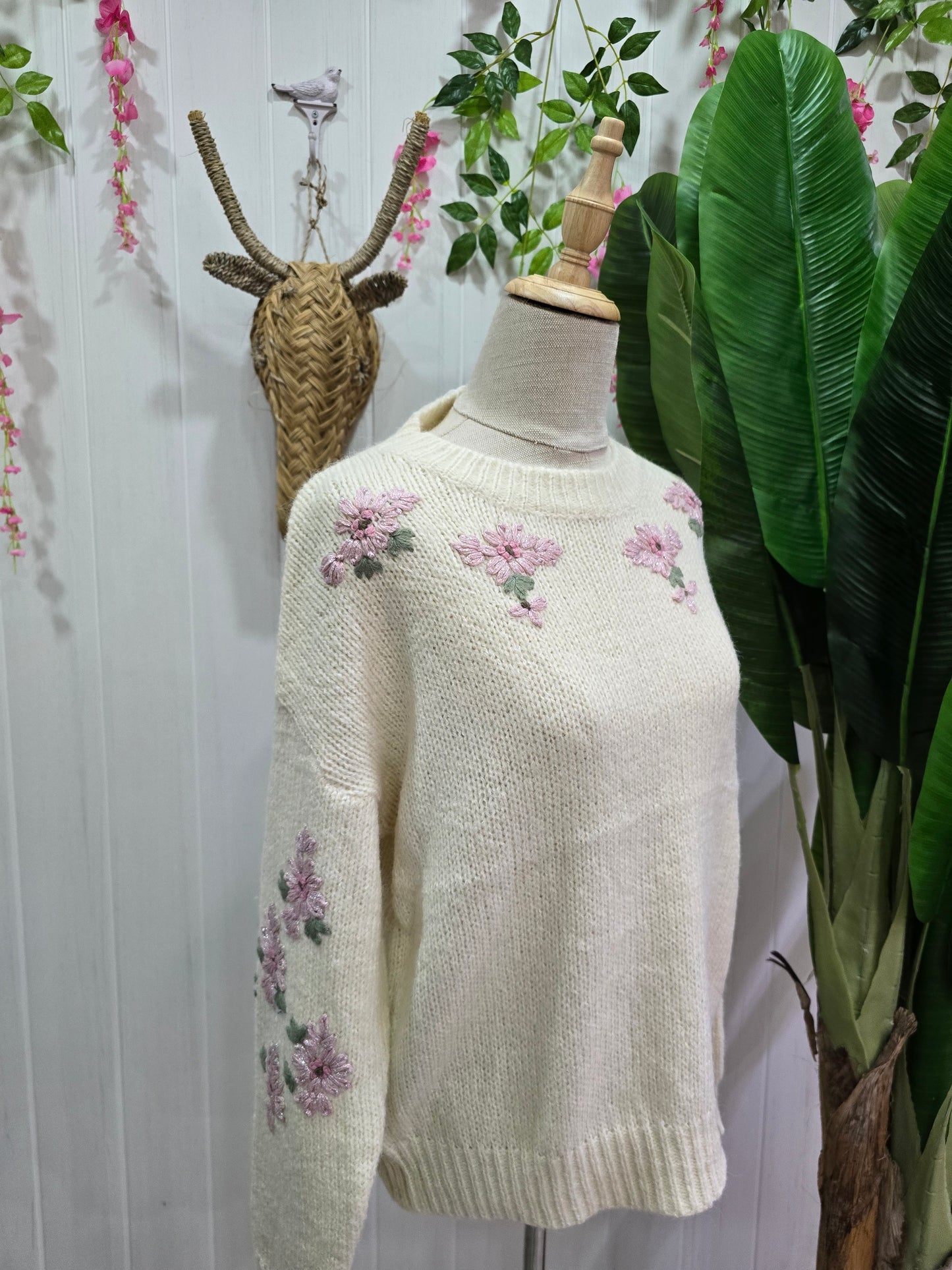 Camisola cru com flores rosa e detalhes prateados