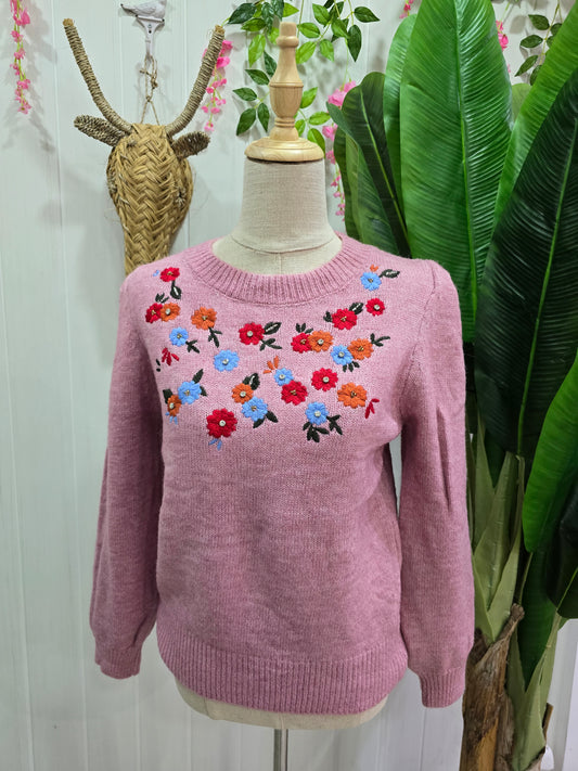 Camisola rosa com flores e brilhantes