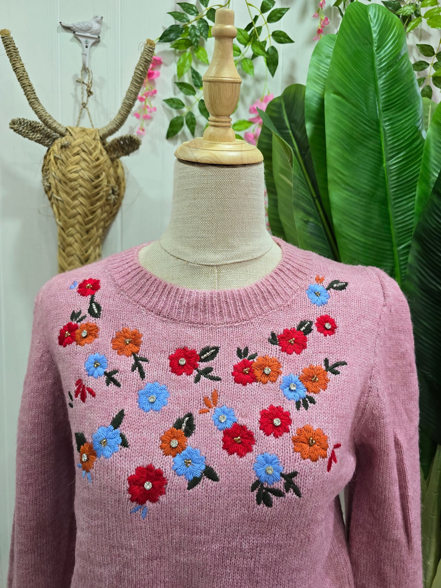 Camisola rosa com flores e brilhantes