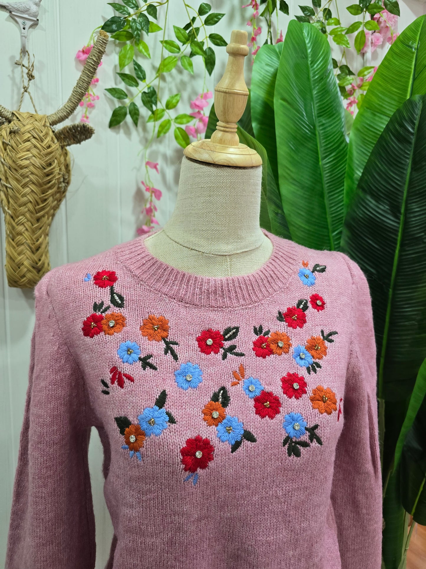 Camisola rosa com flores e brilhantes