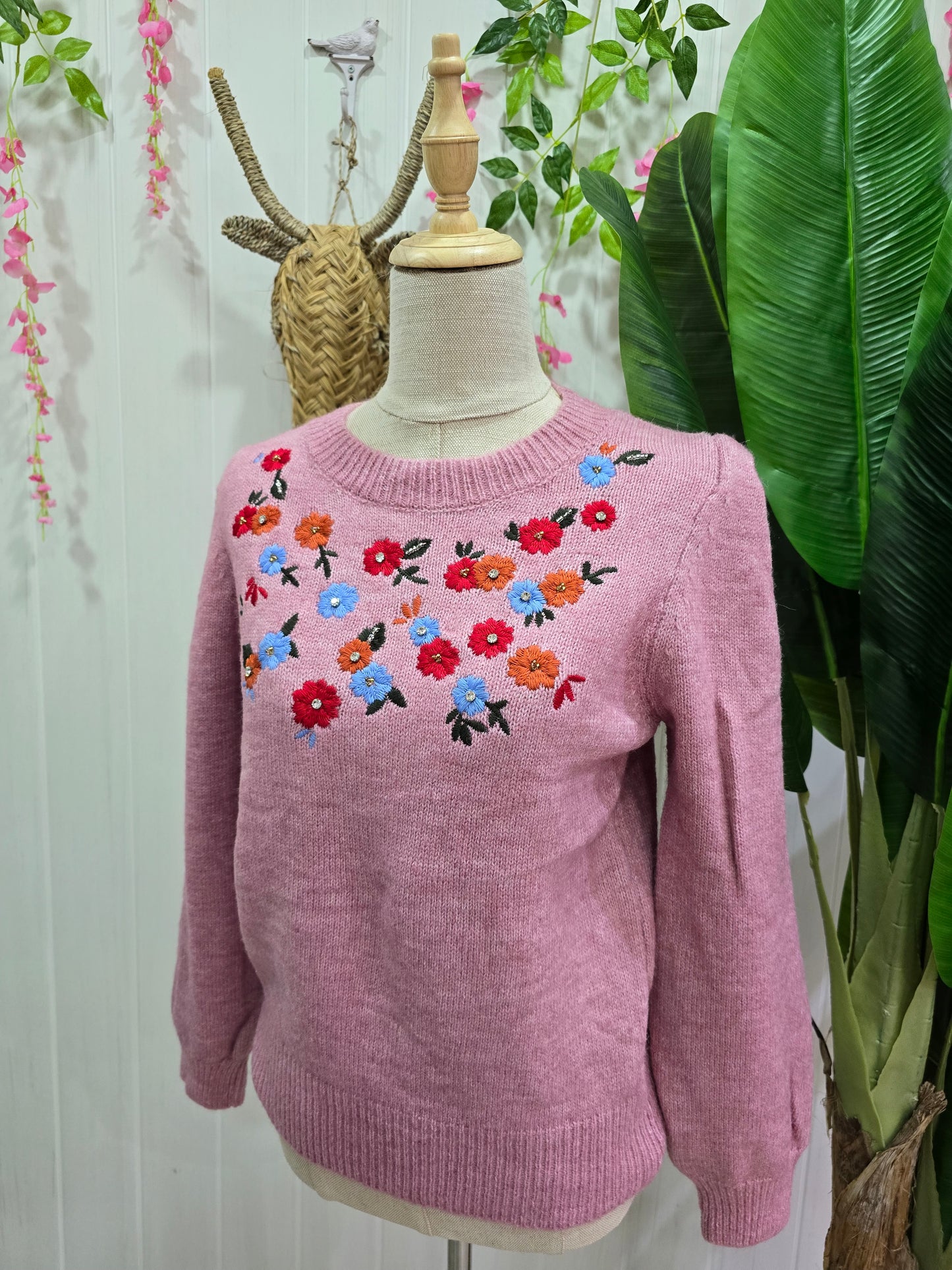 Camisola rosa com flores e brilhantes