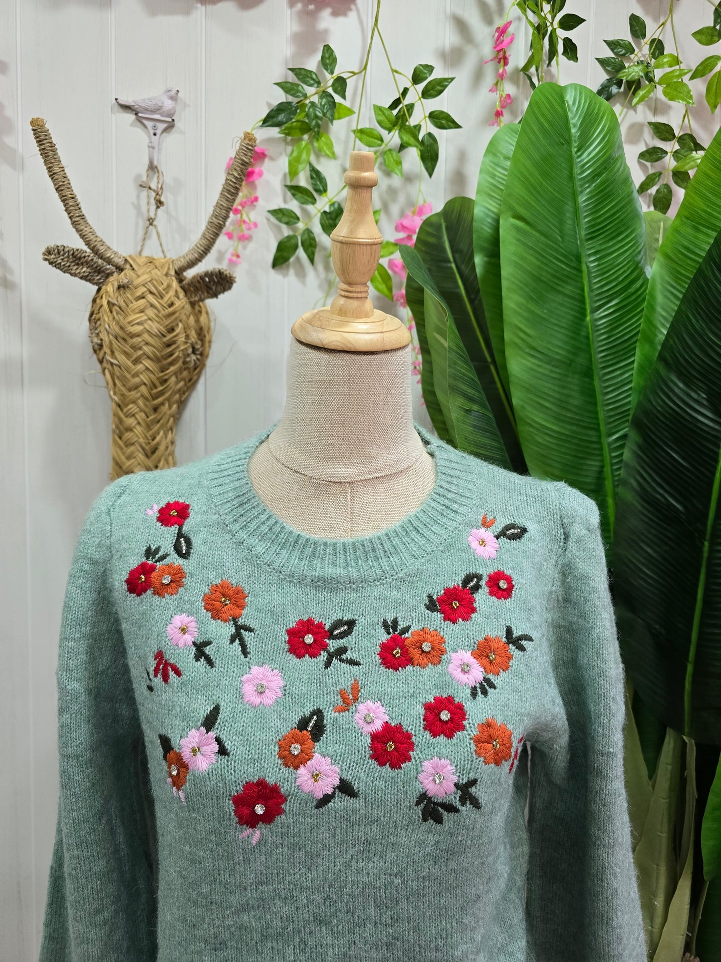 Camisola esmeralda com flores e brilhantes