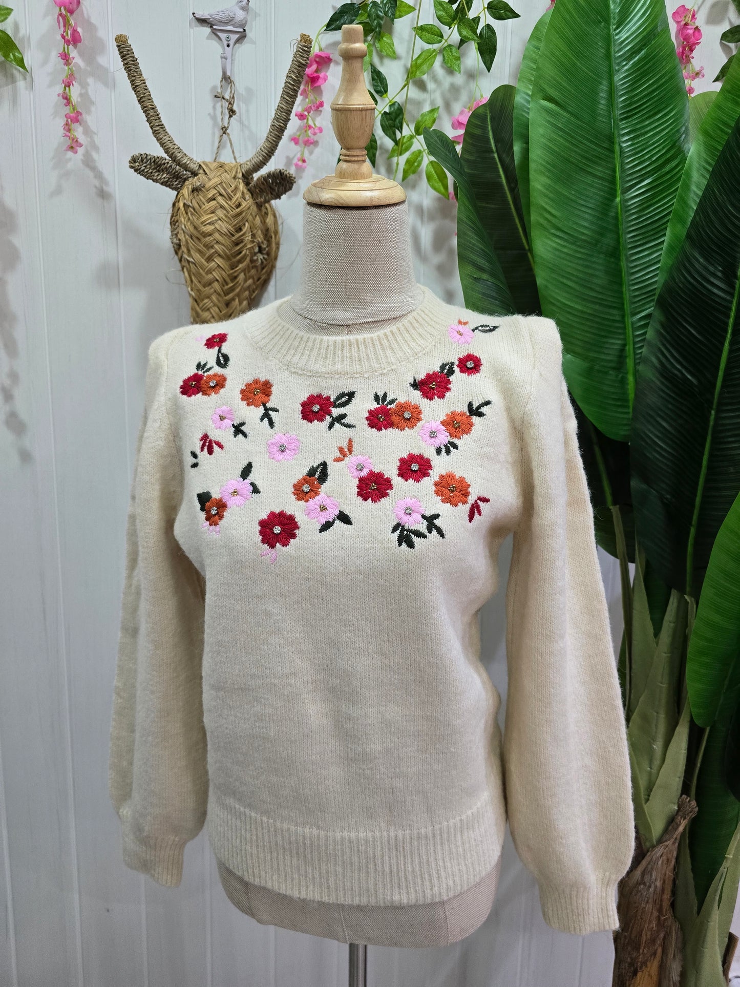 Camisola cru com flores e brilhantes