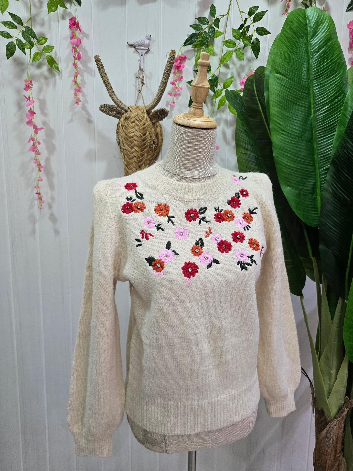 Camisola cru com flores e brilhantes