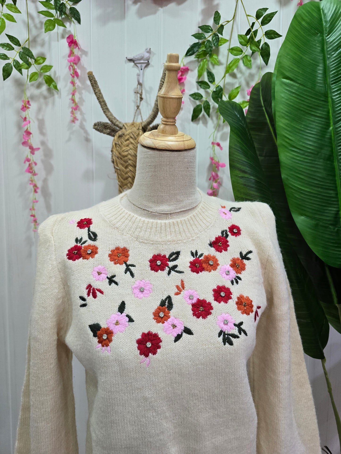 Camisola cru com flores e brilhantes