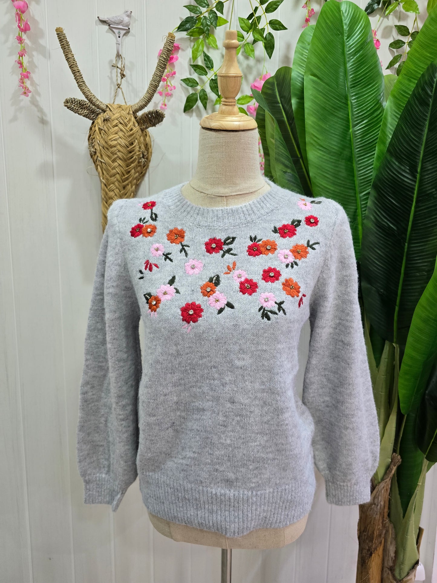 Camisola cinza com flores e brilhantes