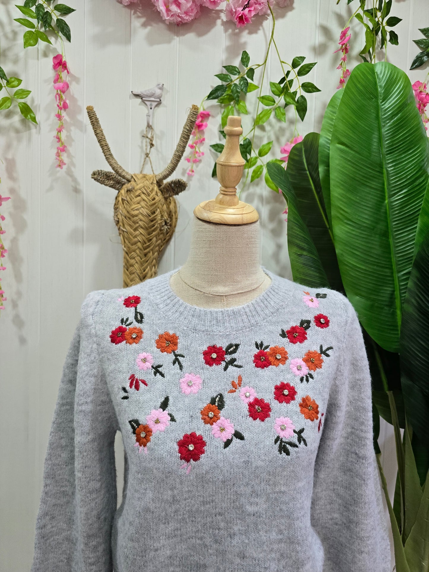 Camisola cinza com flores e brilhantes