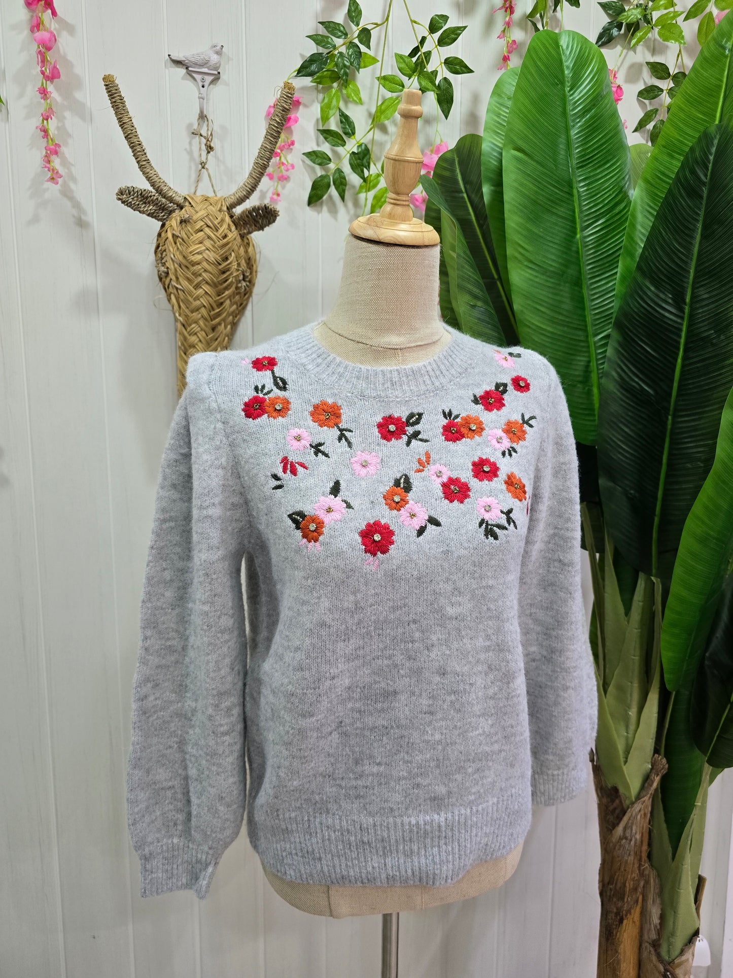 Camisola cinza com flores e brilhantes