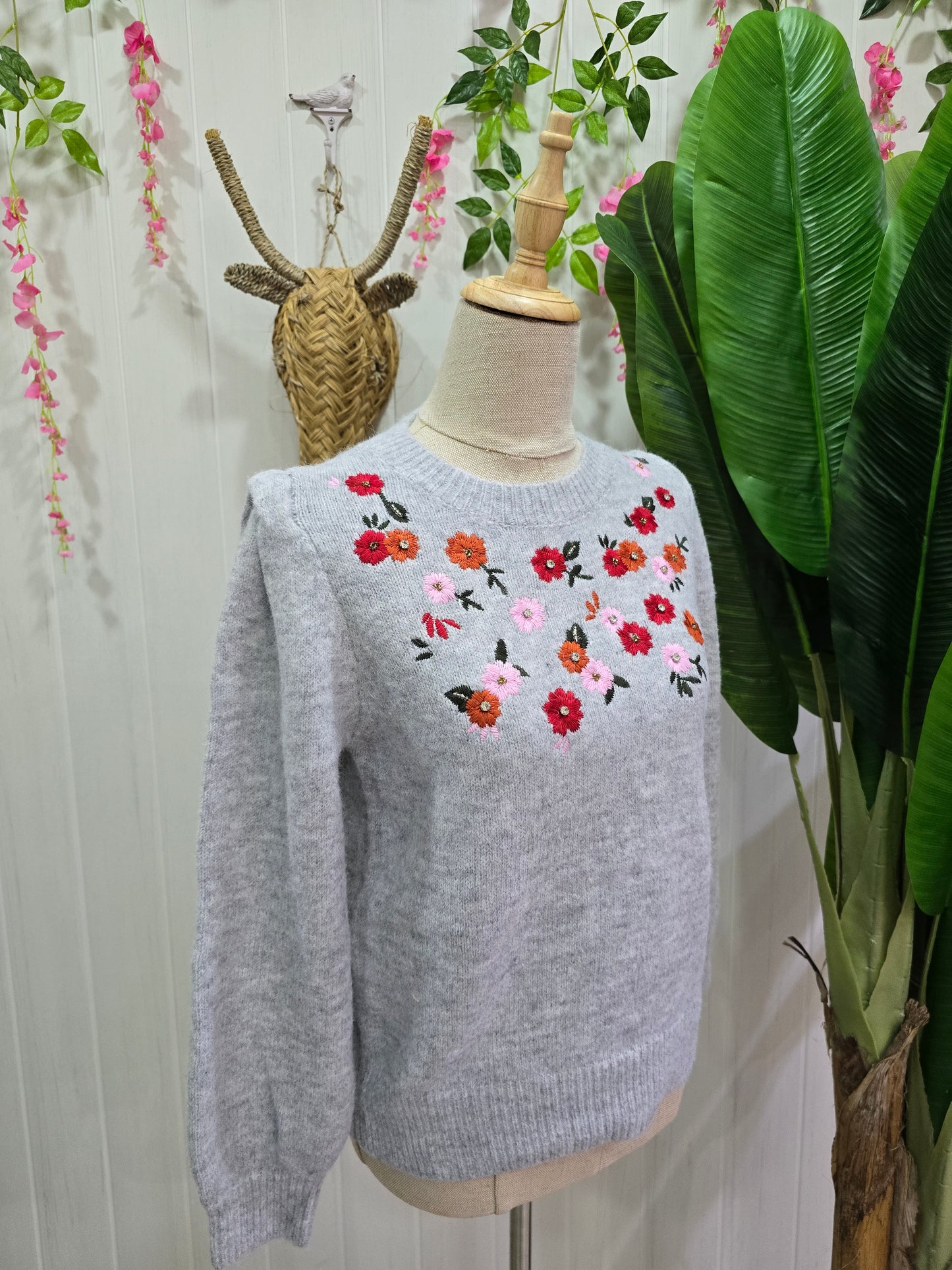 Camisola cinza com flores e brilhantes