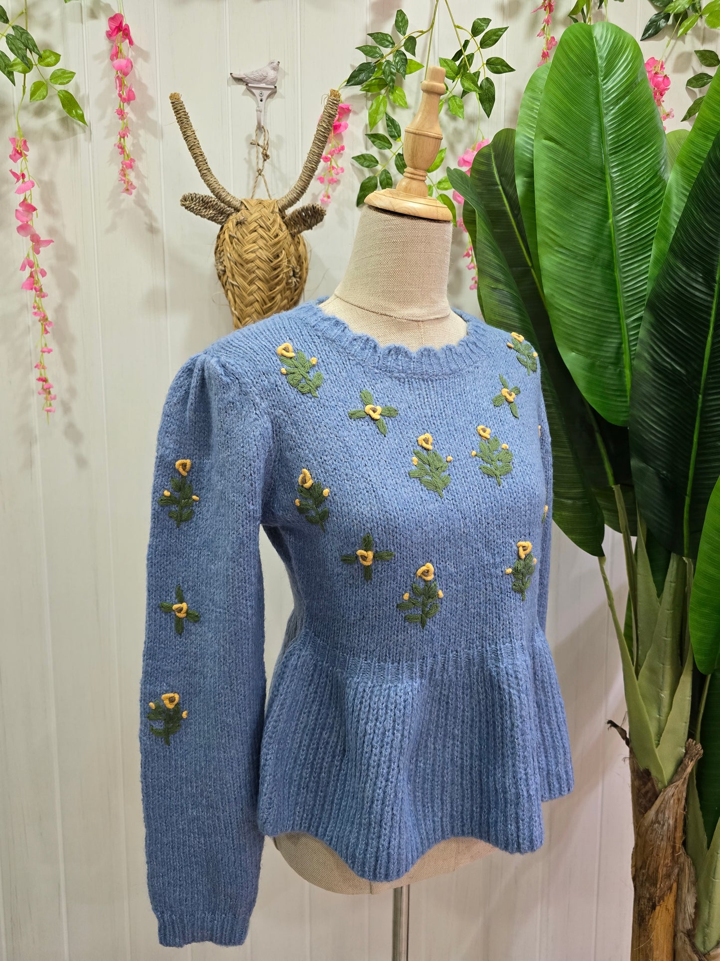 Camisola azul com flores amarelas