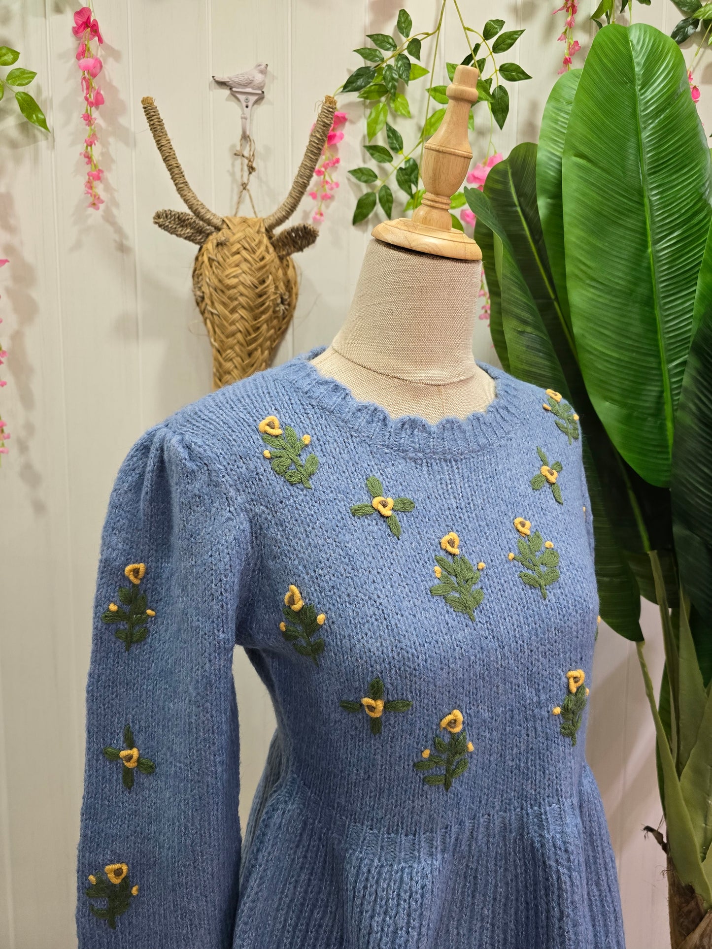 Camisola azul com flores amarelas