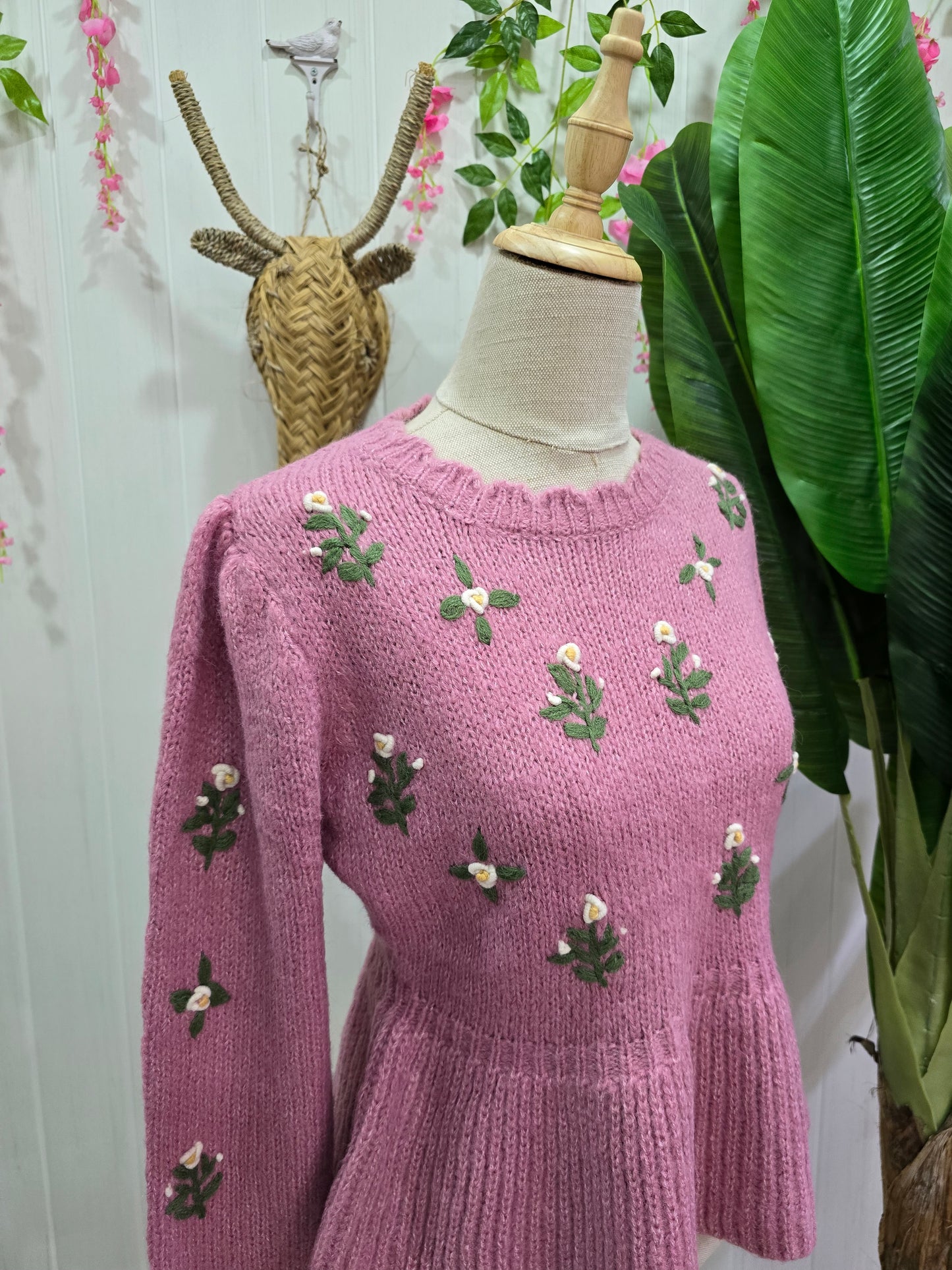 Camisola rosa com flores amarelas