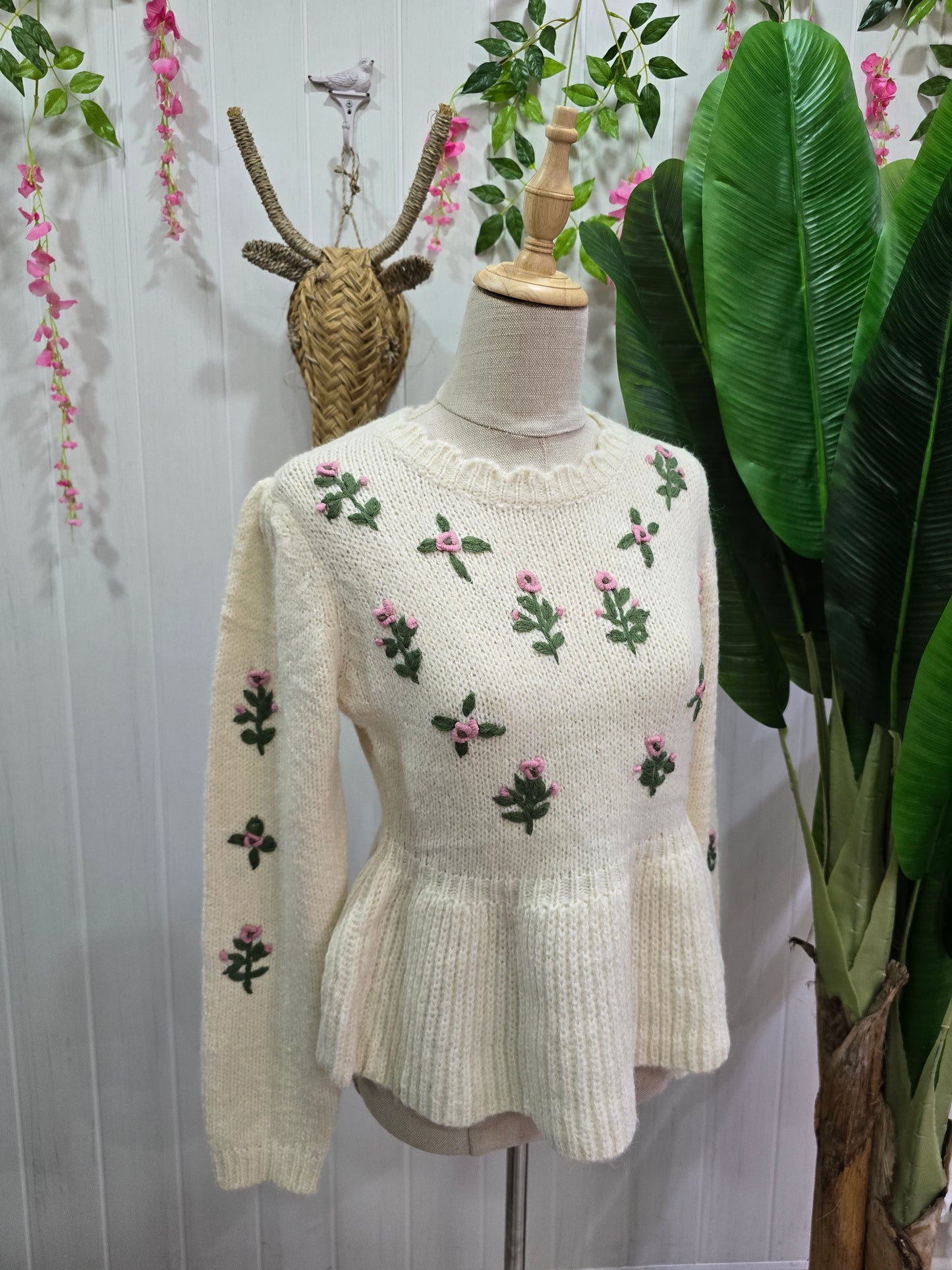 Camisola cru com flores amarelas