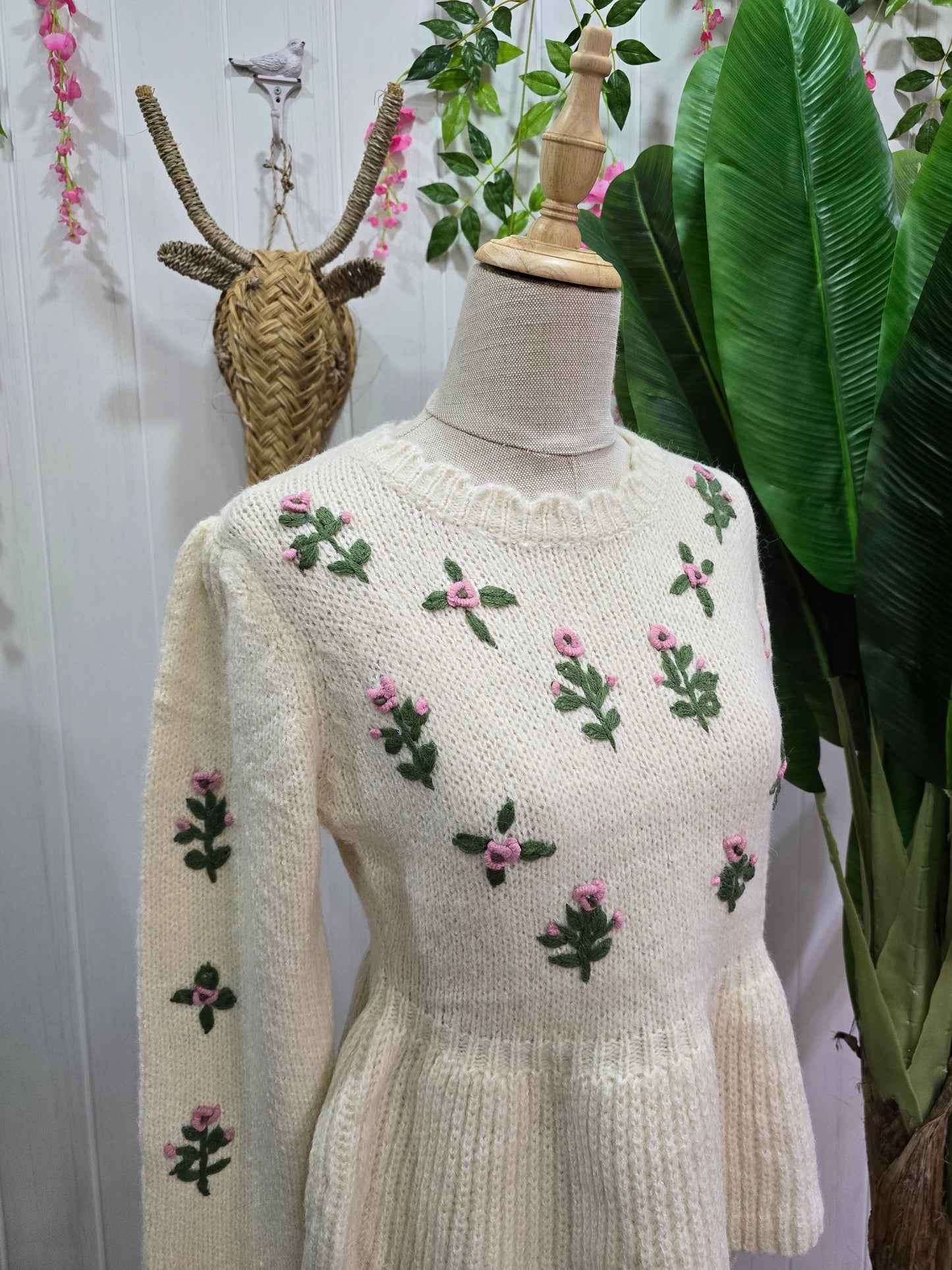 Camisola cru com flores amarelas