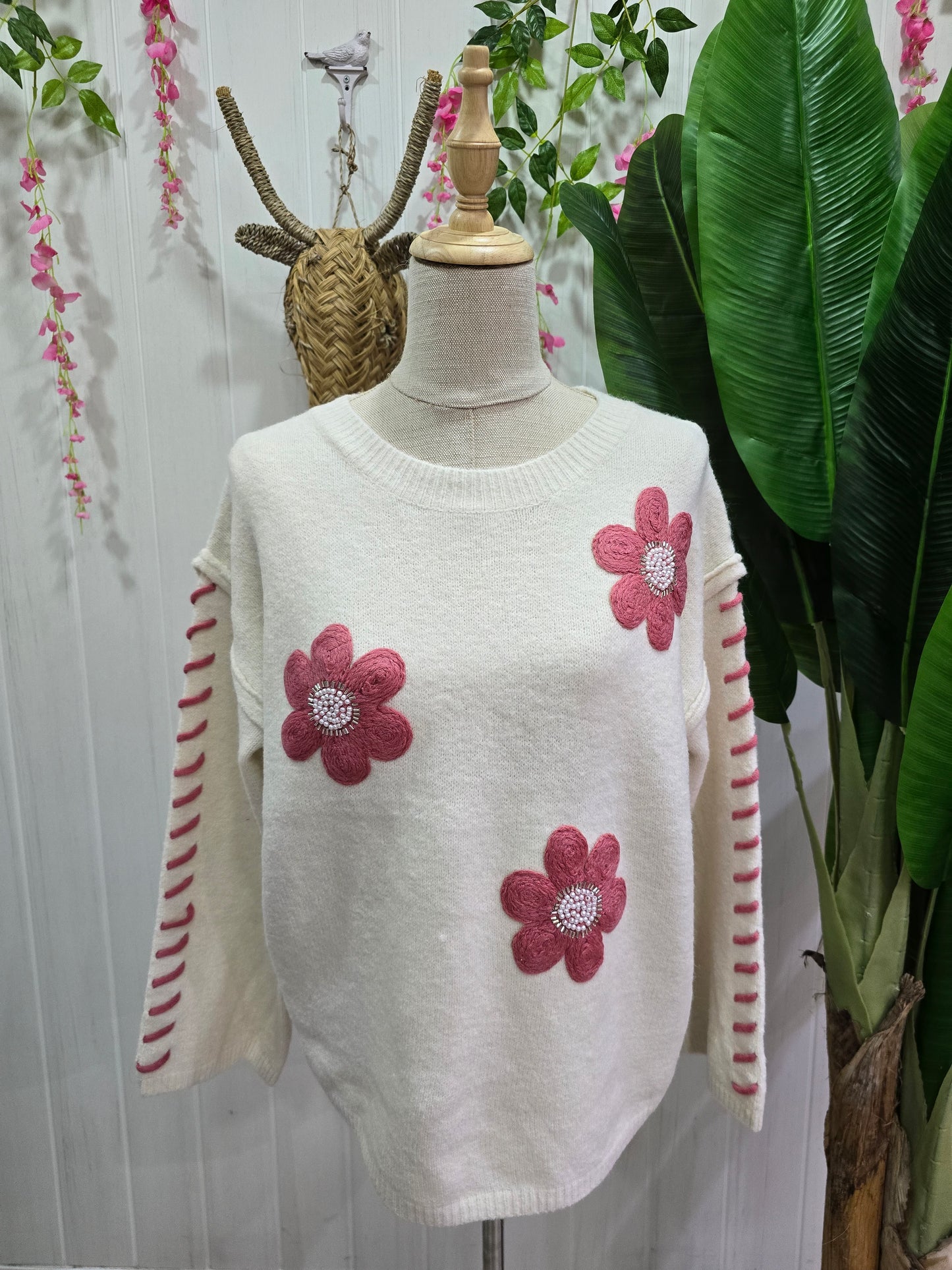 Camisola branca com flores rosa