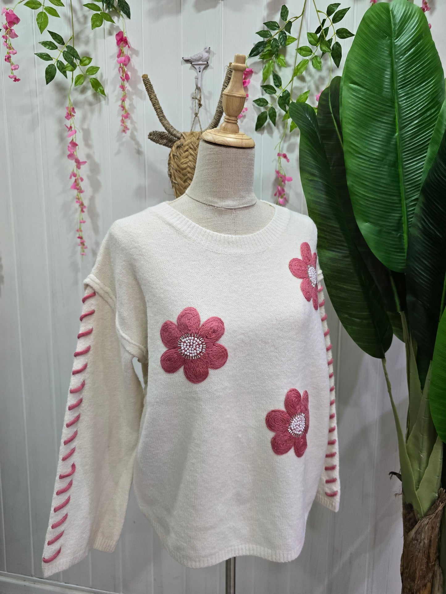 Camisola branca com flores rosa