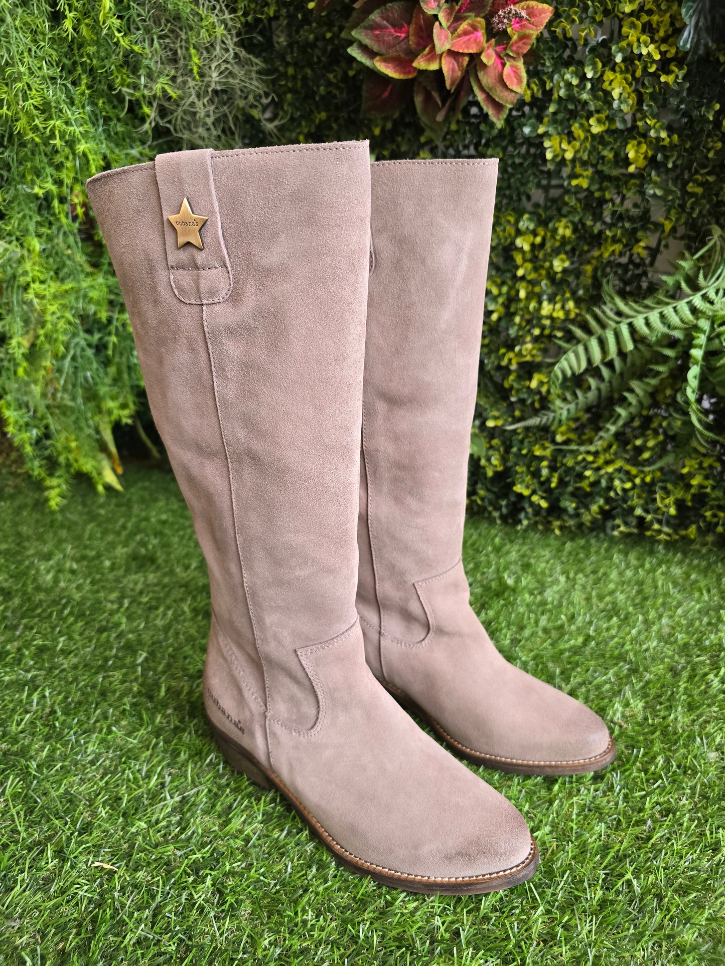 Botas Cubanas em Camurça Taupe