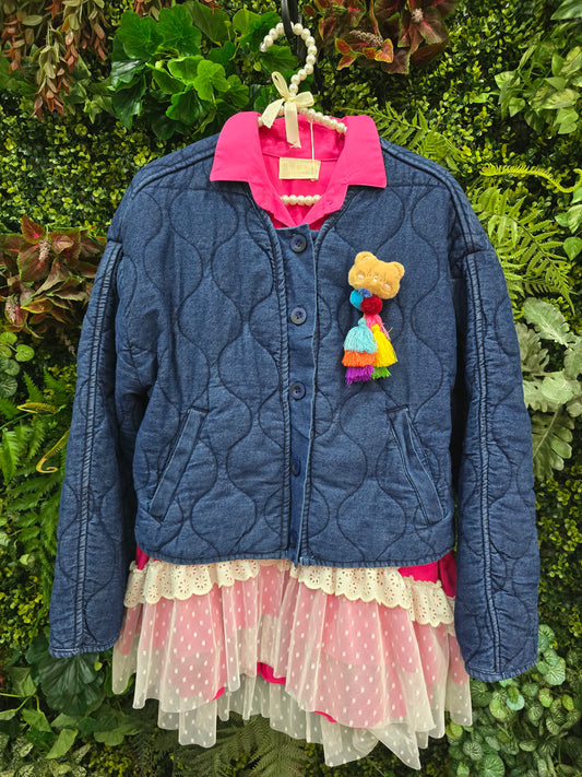 Casaco acolchoado de ganga com pregadeira.