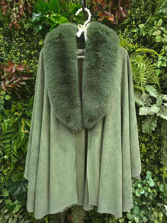 Capa verde com gola em pêlo