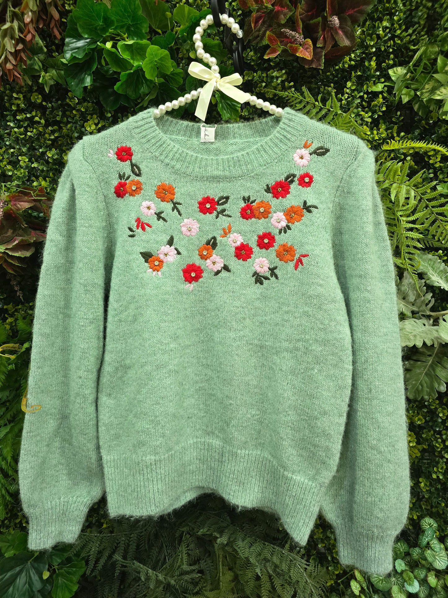 Camisola esmeralda com flores e brilhantes