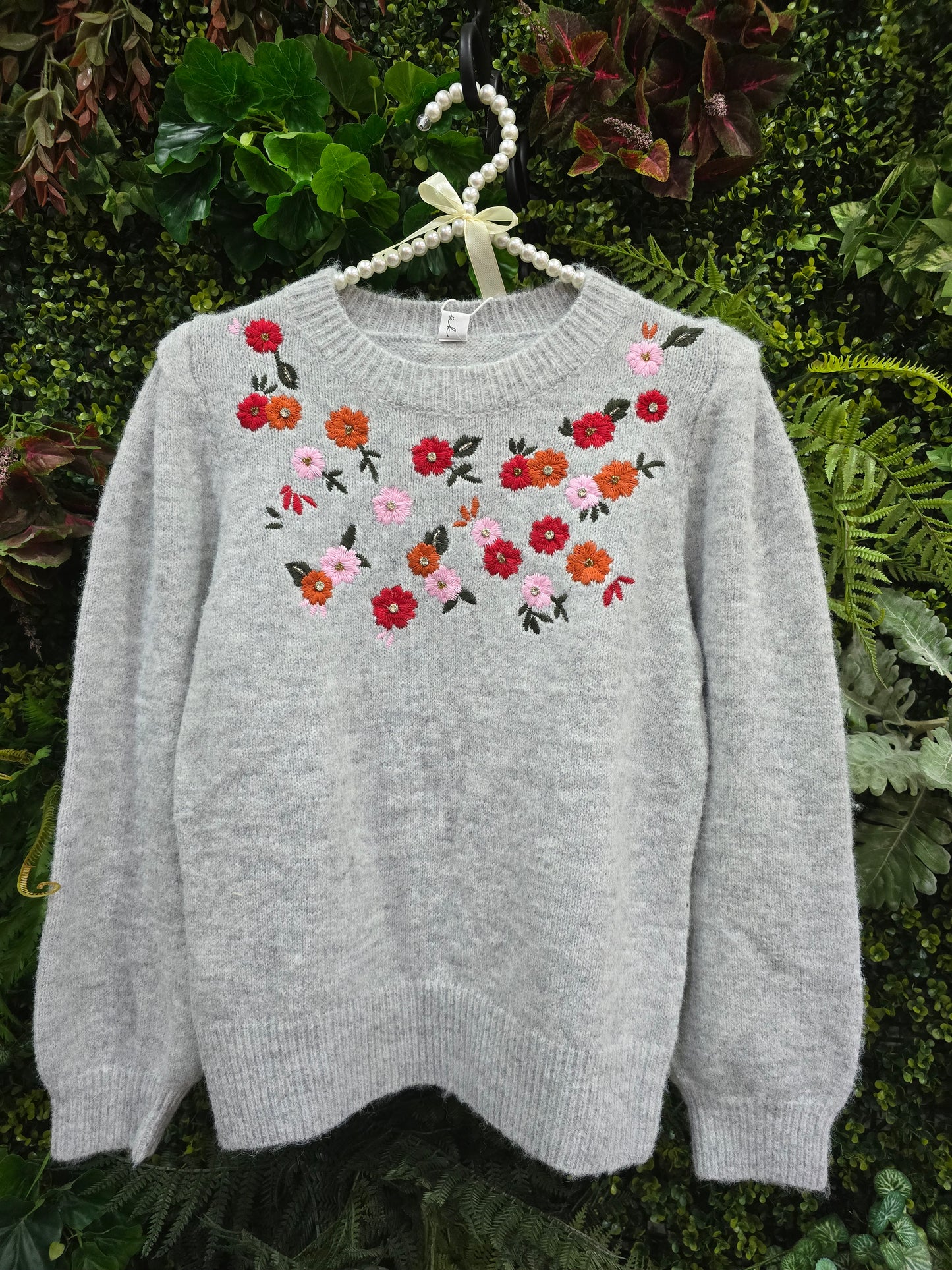 Camisola cinza com flores e brilhantes