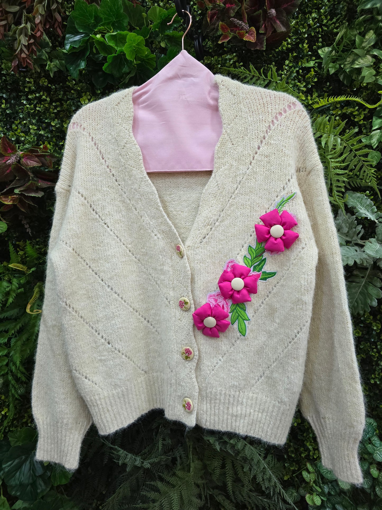 Casaco flor e pregadeiras