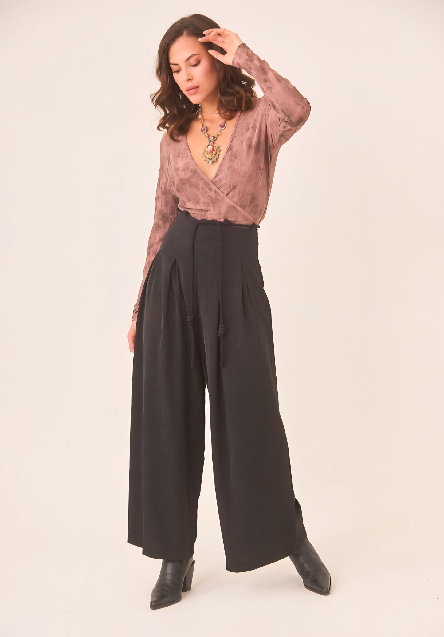 Pantalonas Nekane Pretas Saip